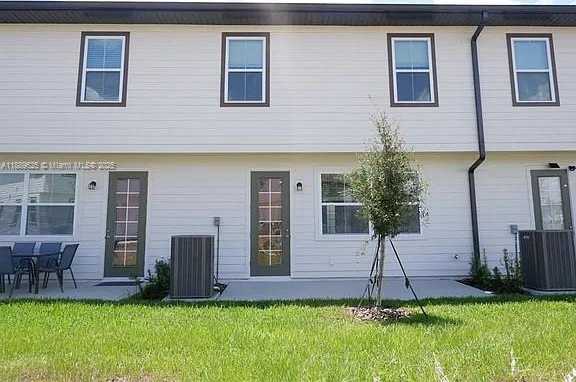 Small Image of 1025 Plantation Ln, Davenport, FL 33896, USA Number 2