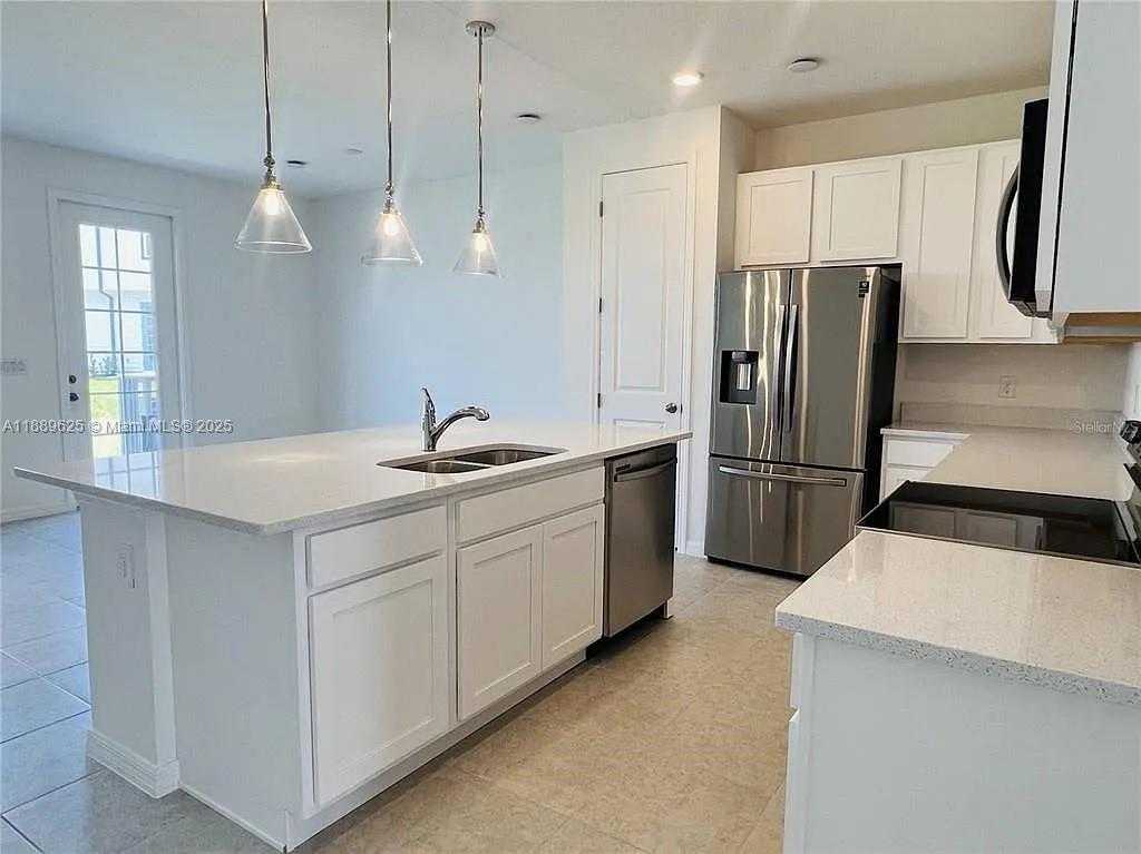 Small Image of 1025 Plantation Ln, Davenport, FL 33896, USA Number 4