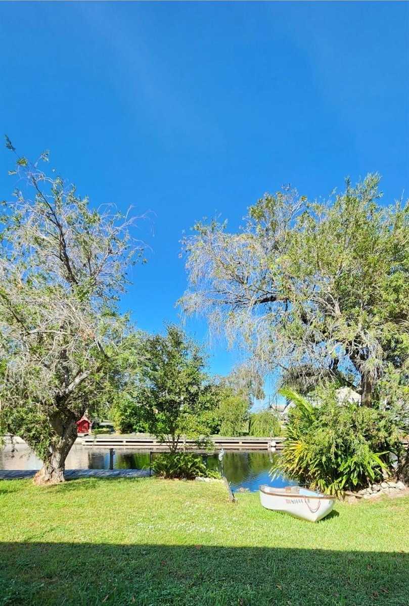 Small Image of 1792 RIVERSIDE DR, Moore Haven Number 3