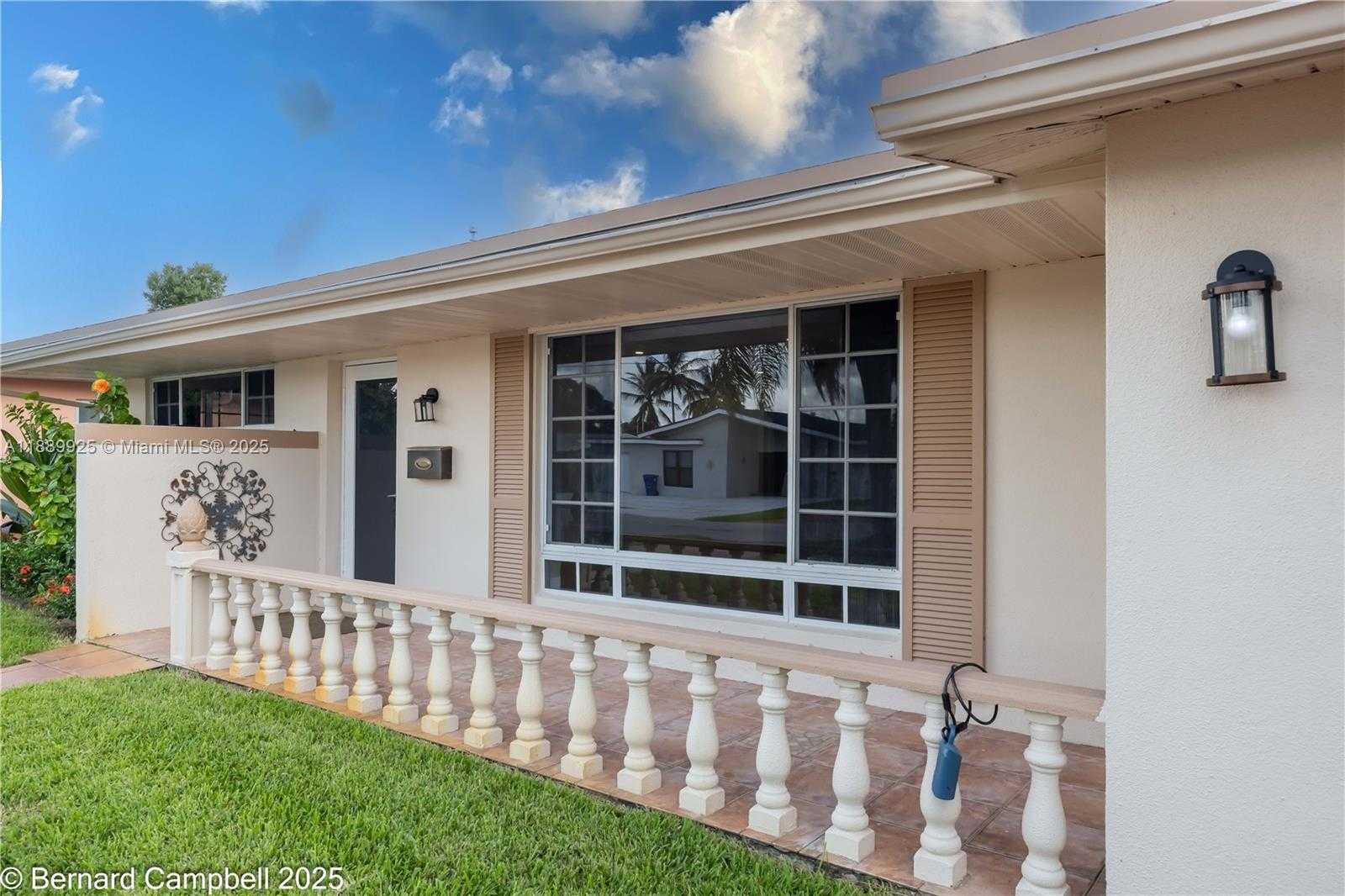 Small Image of 6612 DAHLIA DR, Miramar Number 4