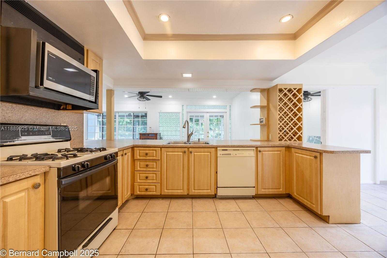 Small Image of 6612 DAHLIA DR, Miramar Number 7