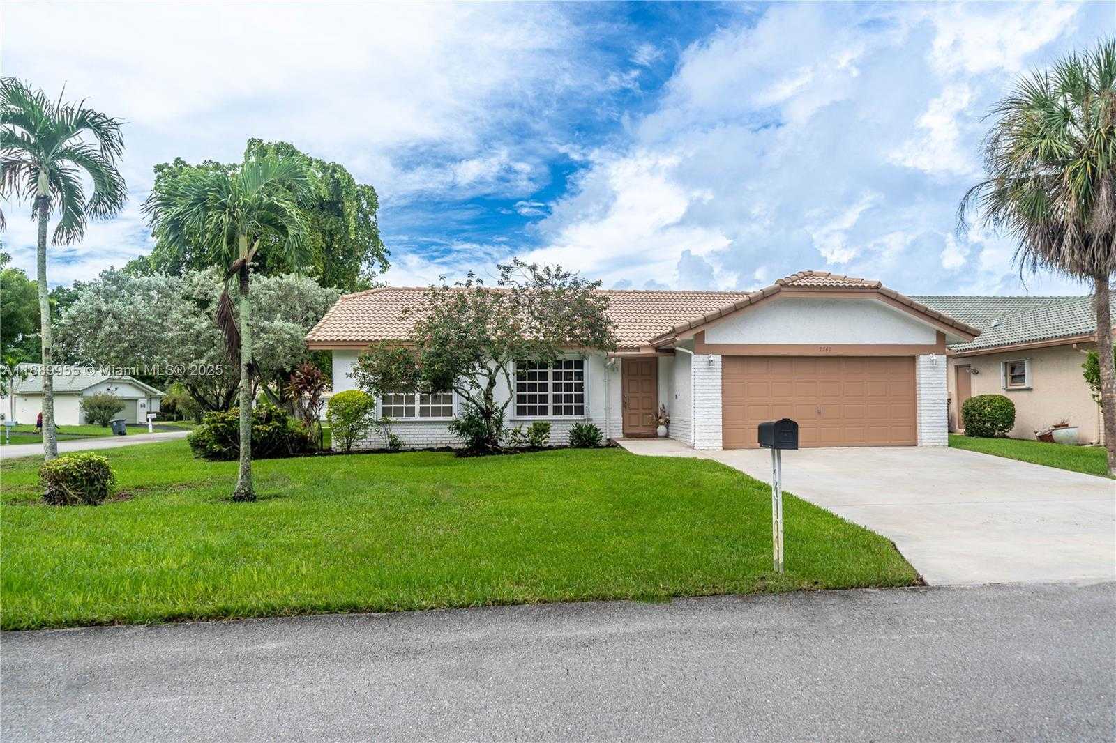 Small Image of 7747 CLOVERFIELD CIR, Boca Raton Number 2