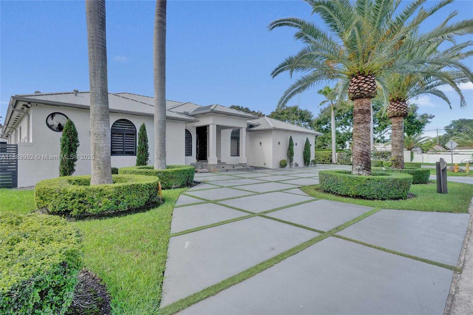 Small Image of 2600 SOUTH WEST 128TH CT, Miami Number 2