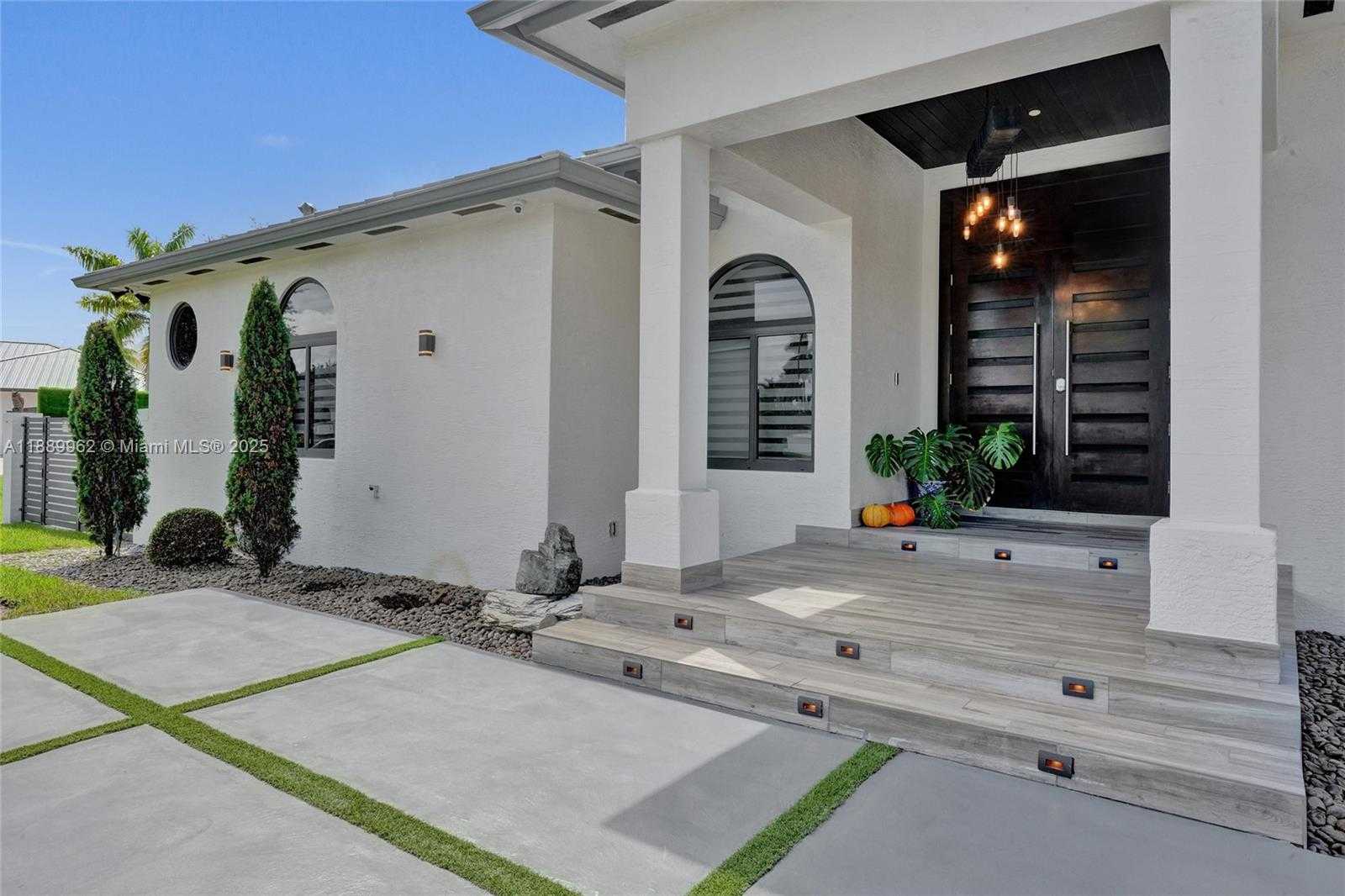 Small Image of 2600 SOUTH WEST 128TH CT, Miami Number 3