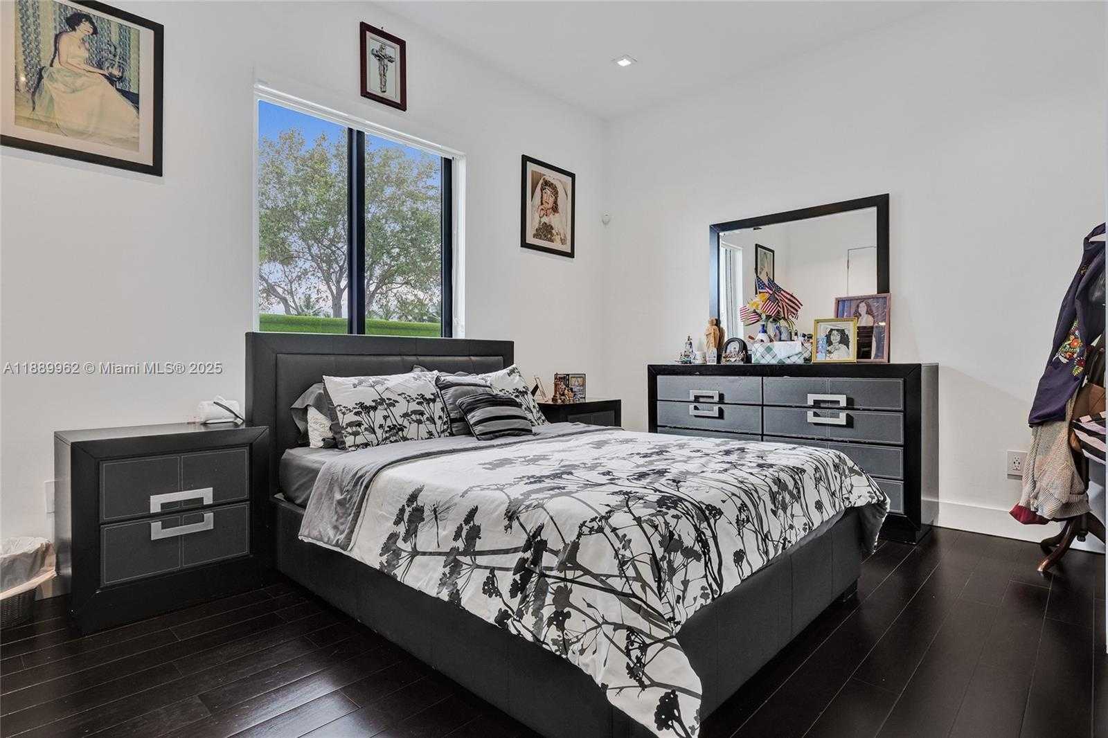 Small Image of 2600 SOUTH WEST 128TH CT, Miami Number 38