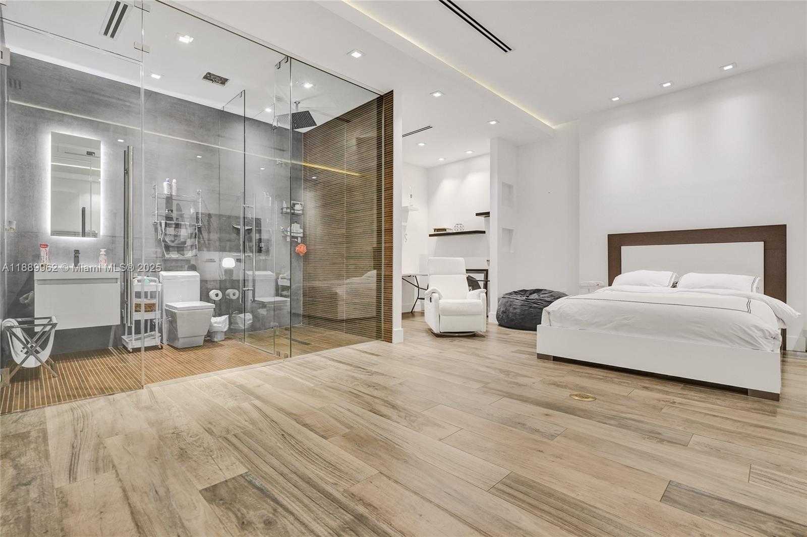 Small Image of 2600 SOUTH WEST 128TH CT, Miami Number 41