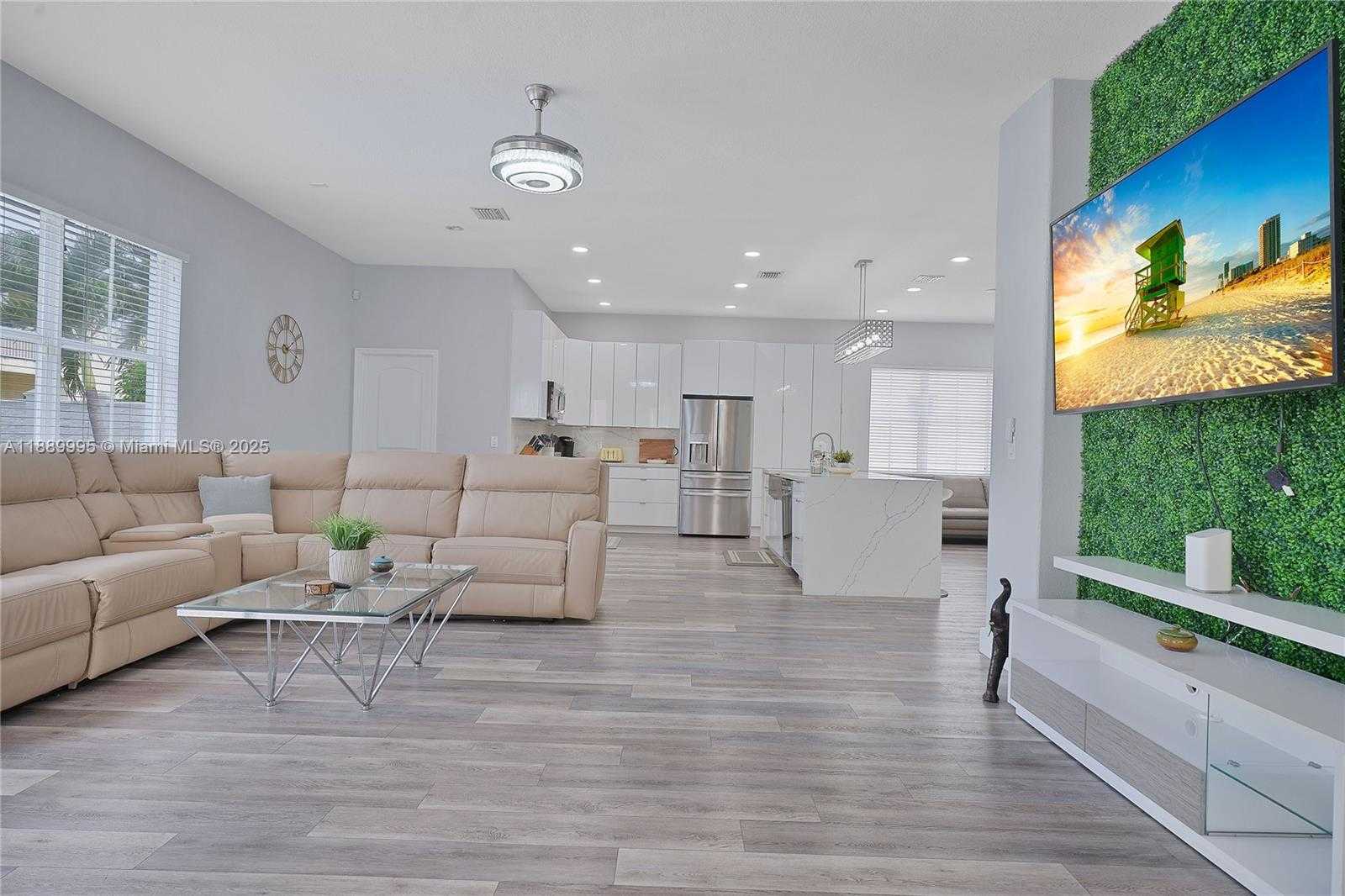 Small Image of 17933 NORTH WEST 87TH PL, Hialeah Number 3