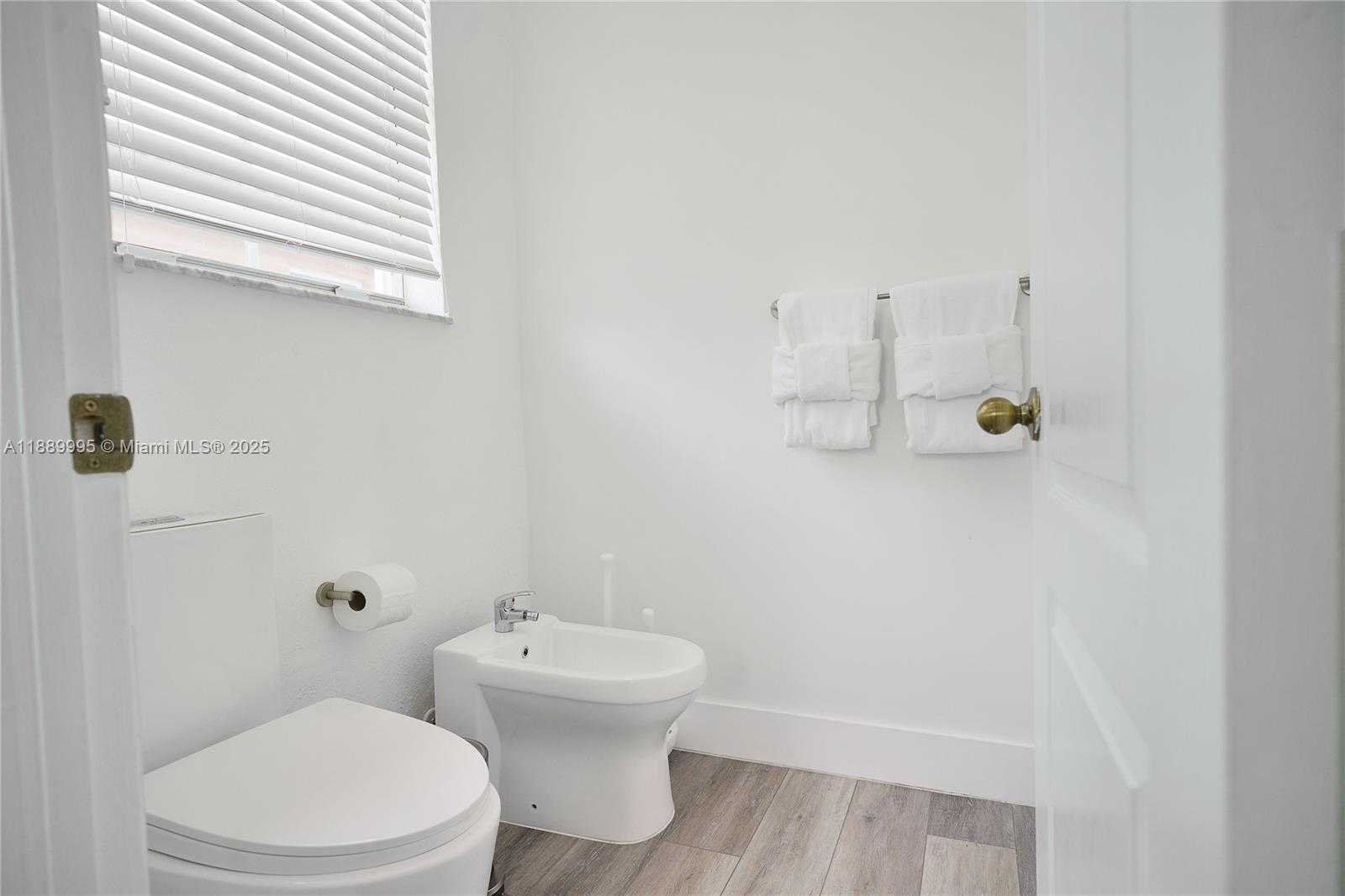Small Image of 17933 NORTH WEST 87TH PL, Hialeah Number 30