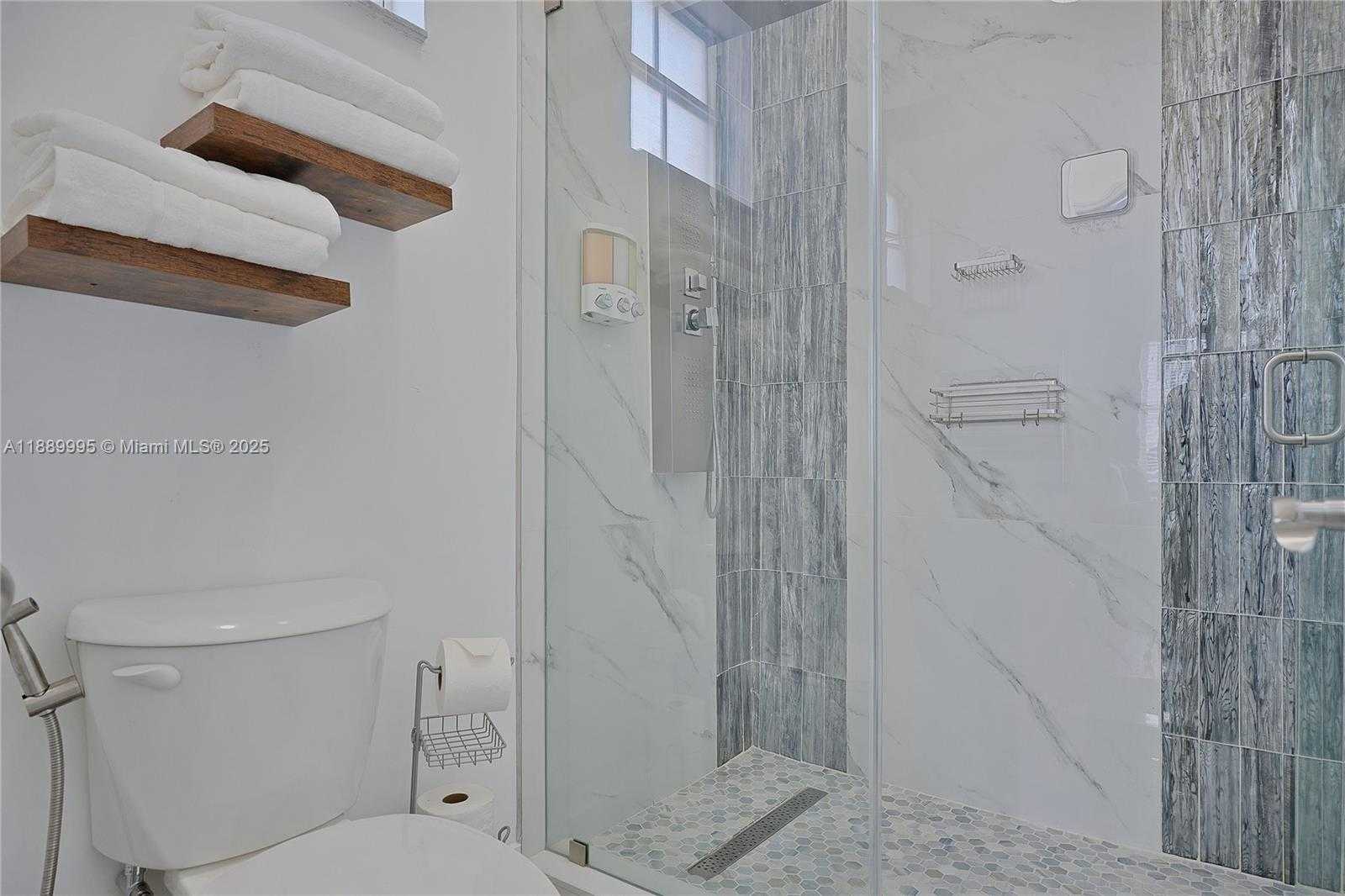 Small Image of 17933 NORTH WEST 87TH PL, Hialeah Number 35