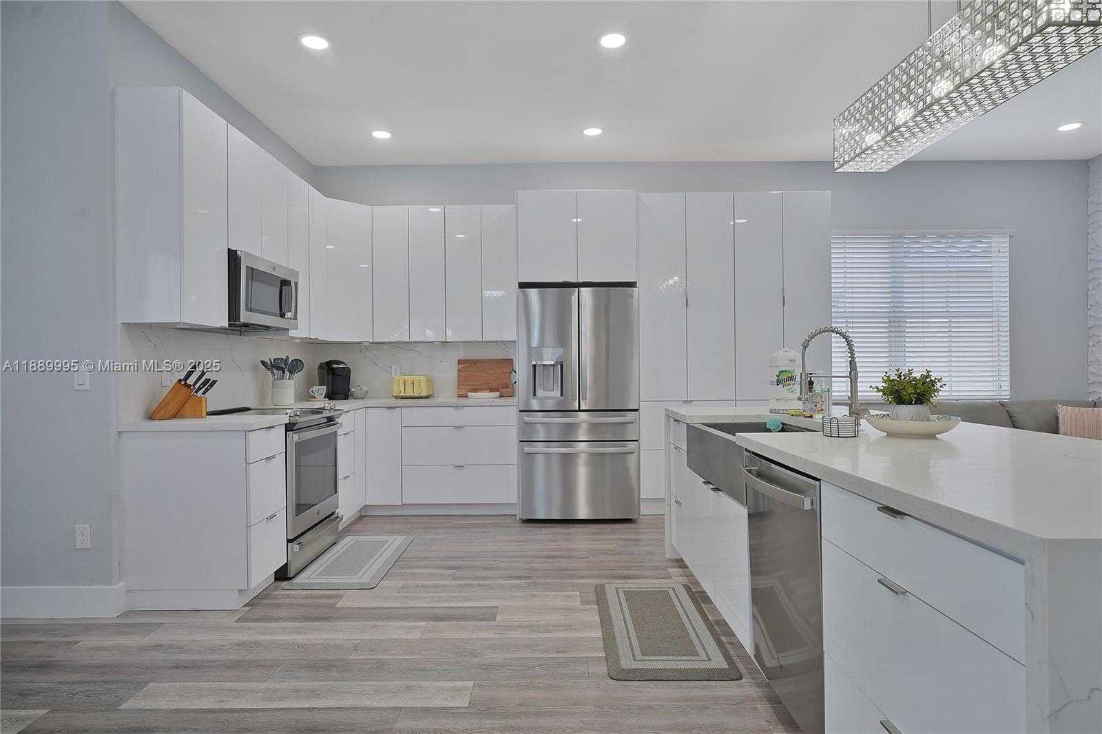 Small Image of 17933 NORTH WEST 87TH PL, Hialeah Number 7