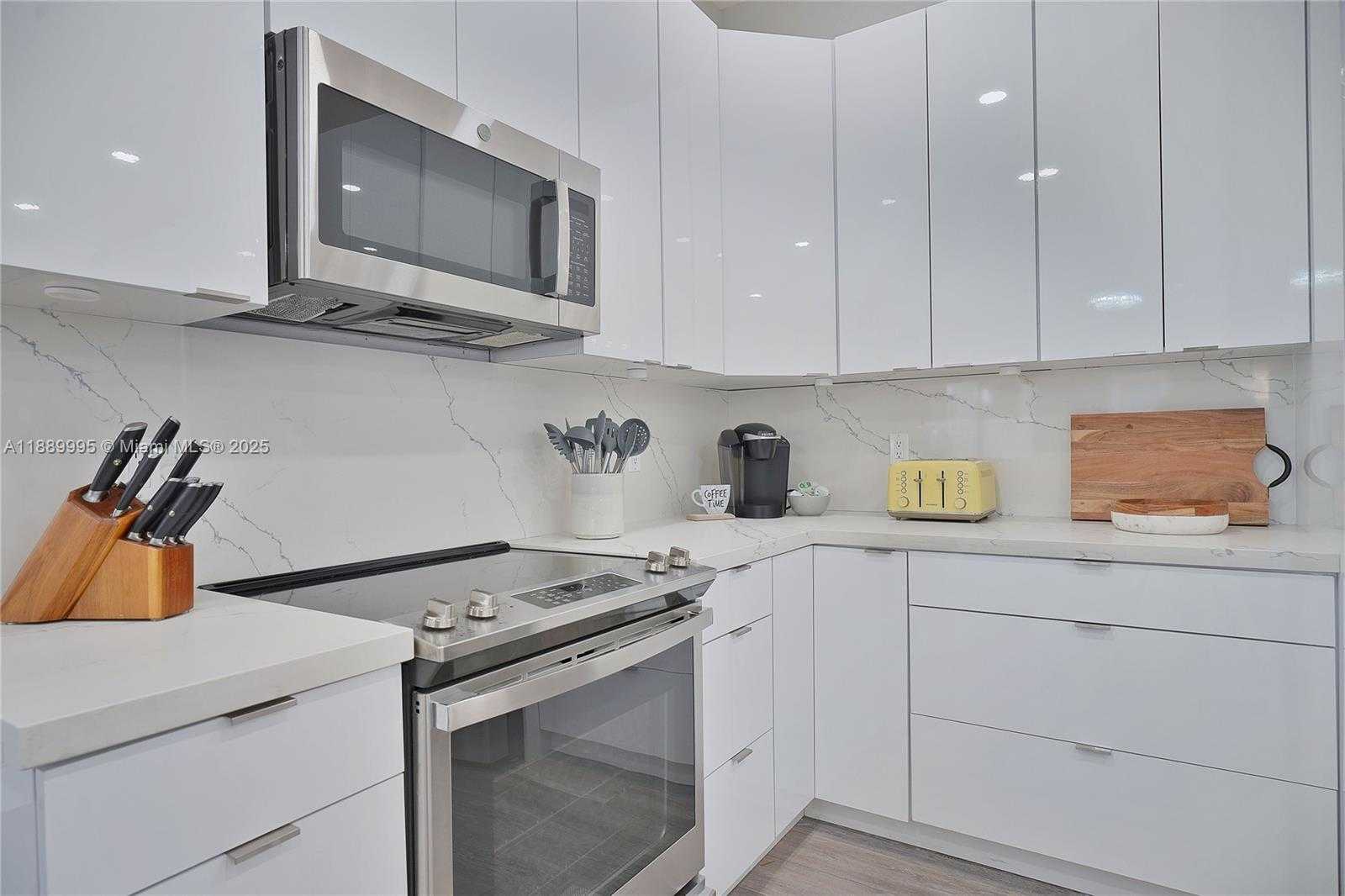 Small Image of 17933 NORTH WEST 87TH PL, Hialeah Number 9