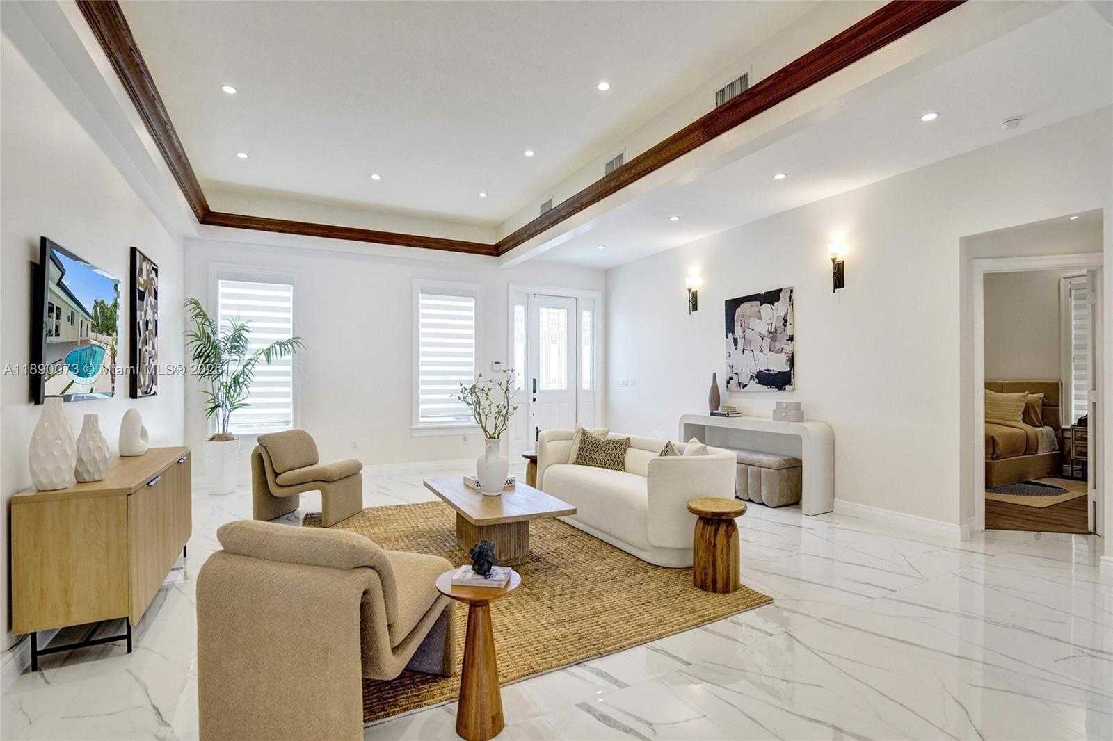 Small Image of 300 WEST CHAMINADE DR, Hollywood Number 14