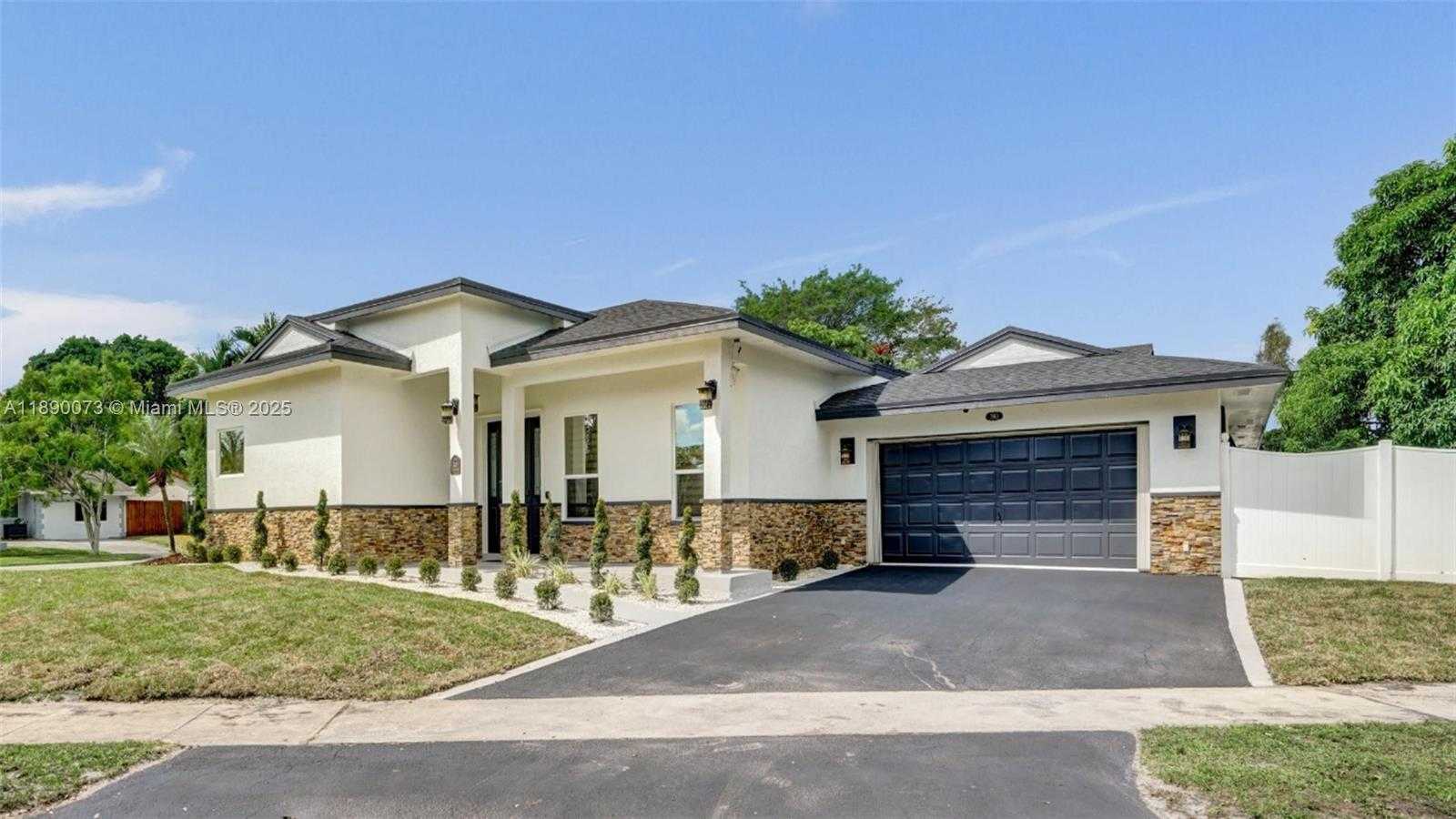 Small Image of 300 WEST CHAMINADE DR, Hollywood Number 2