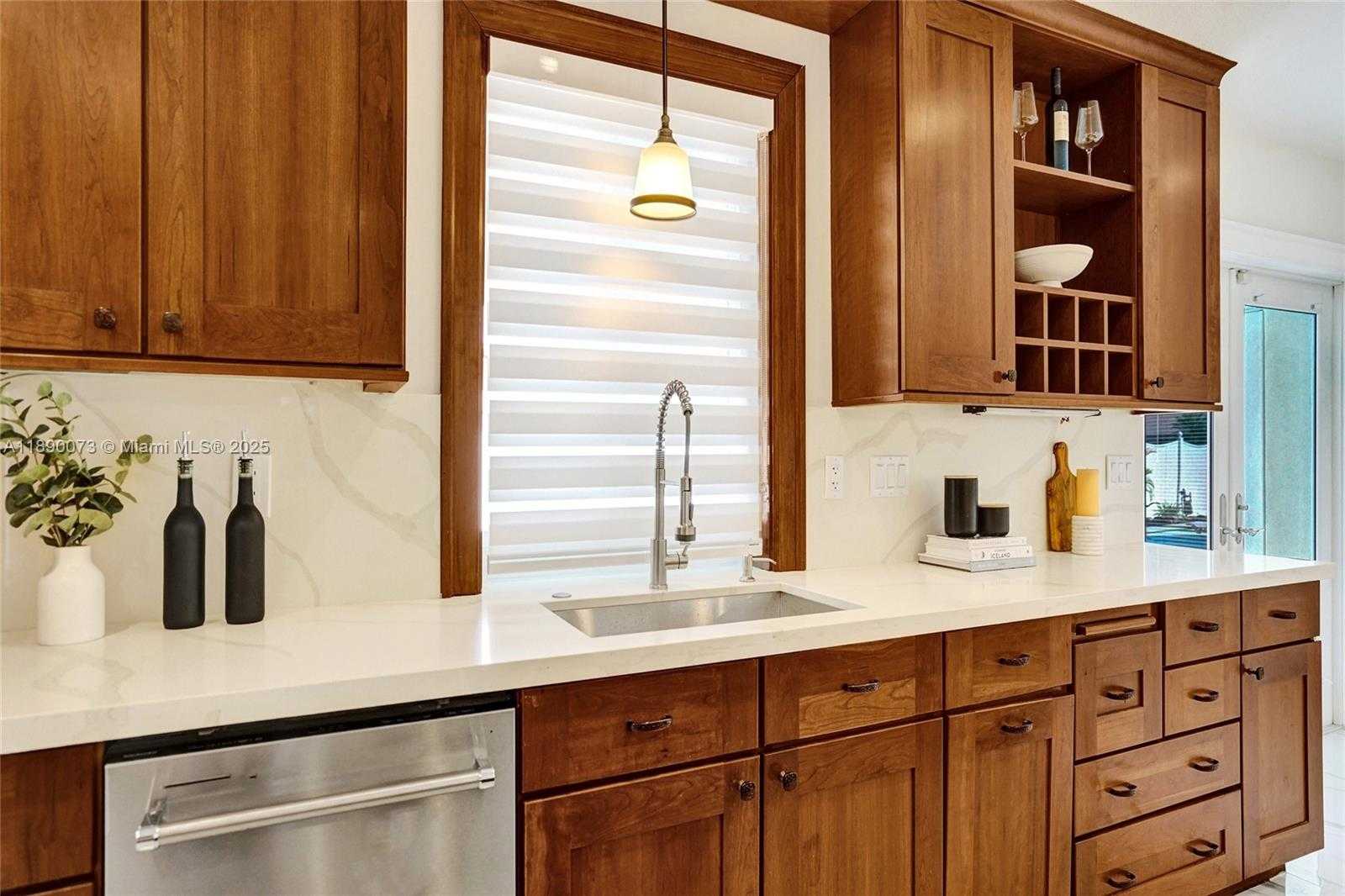 Small Image of 300 WEST CHAMINADE DR, Hollywood Number 25