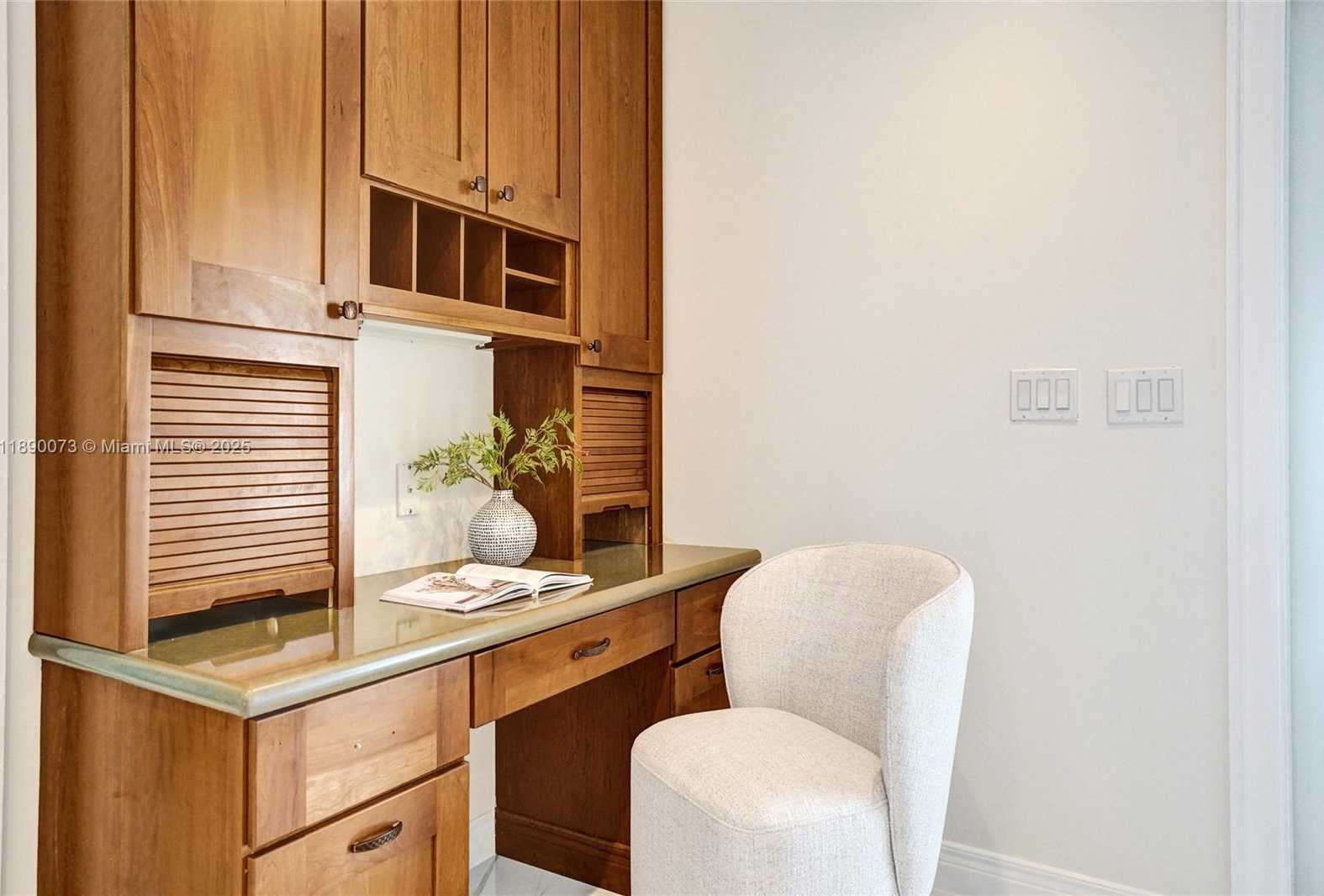 Small Image of 300 WEST CHAMINADE DR, Hollywood Number 29