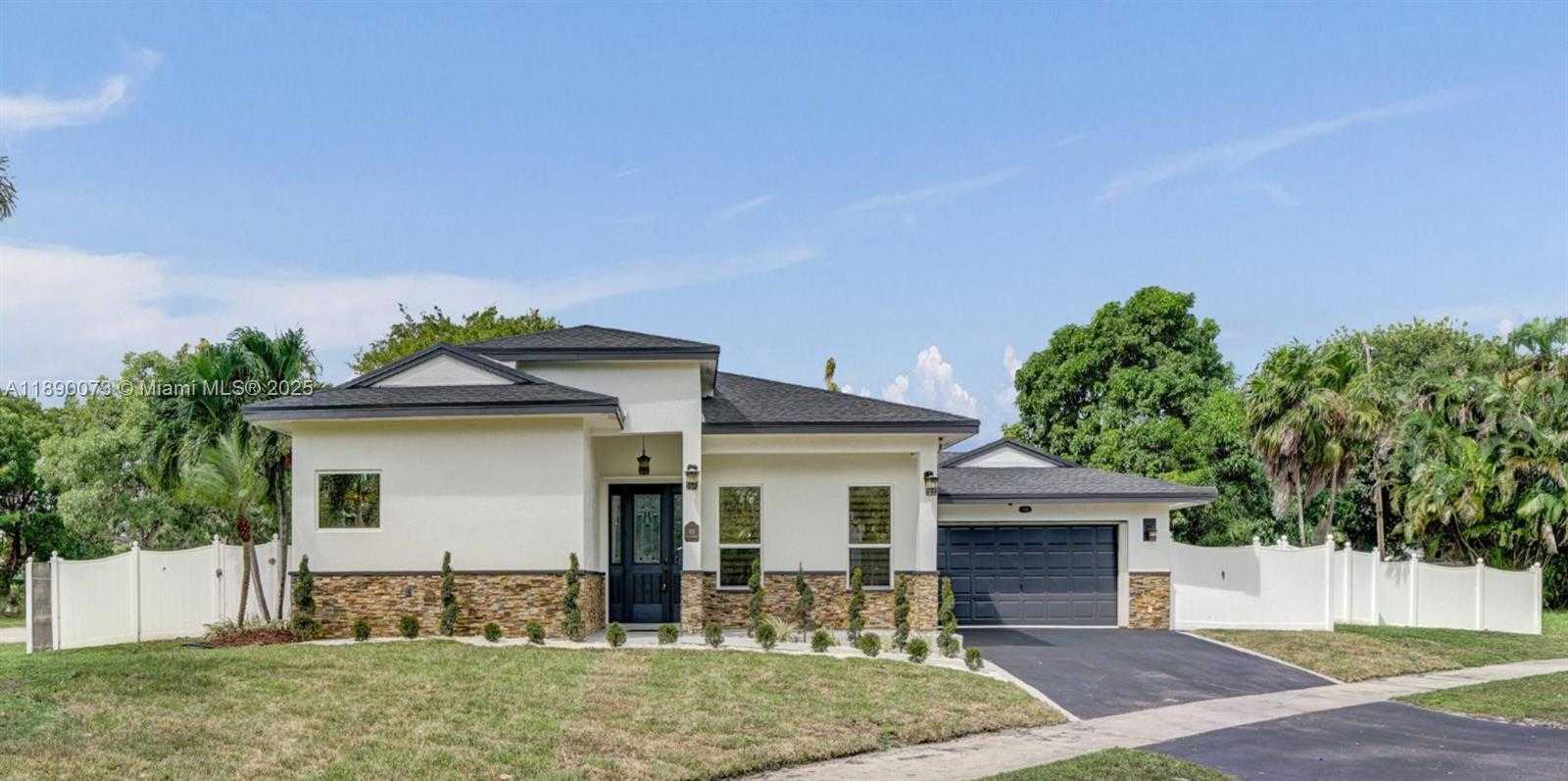 Small Image of 300 WEST CHAMINADE DR, Hollywood Number 3