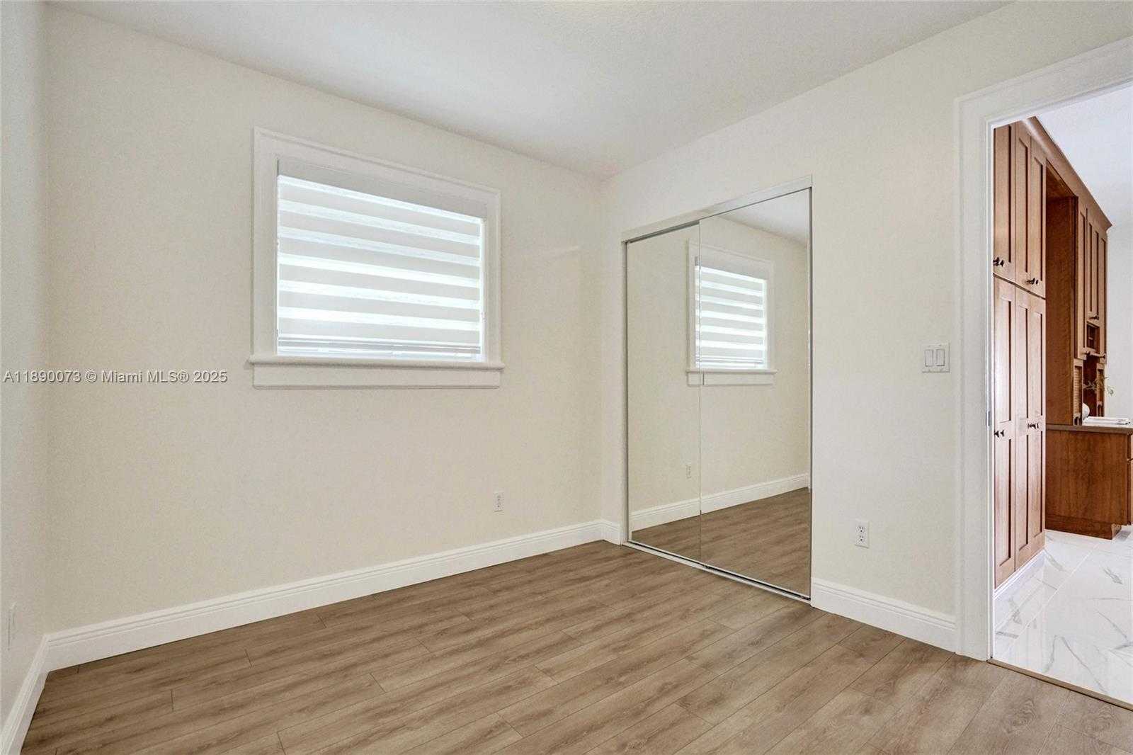 Small Image of 300 WEST CHAMINADE DR, Hollywood Number 31