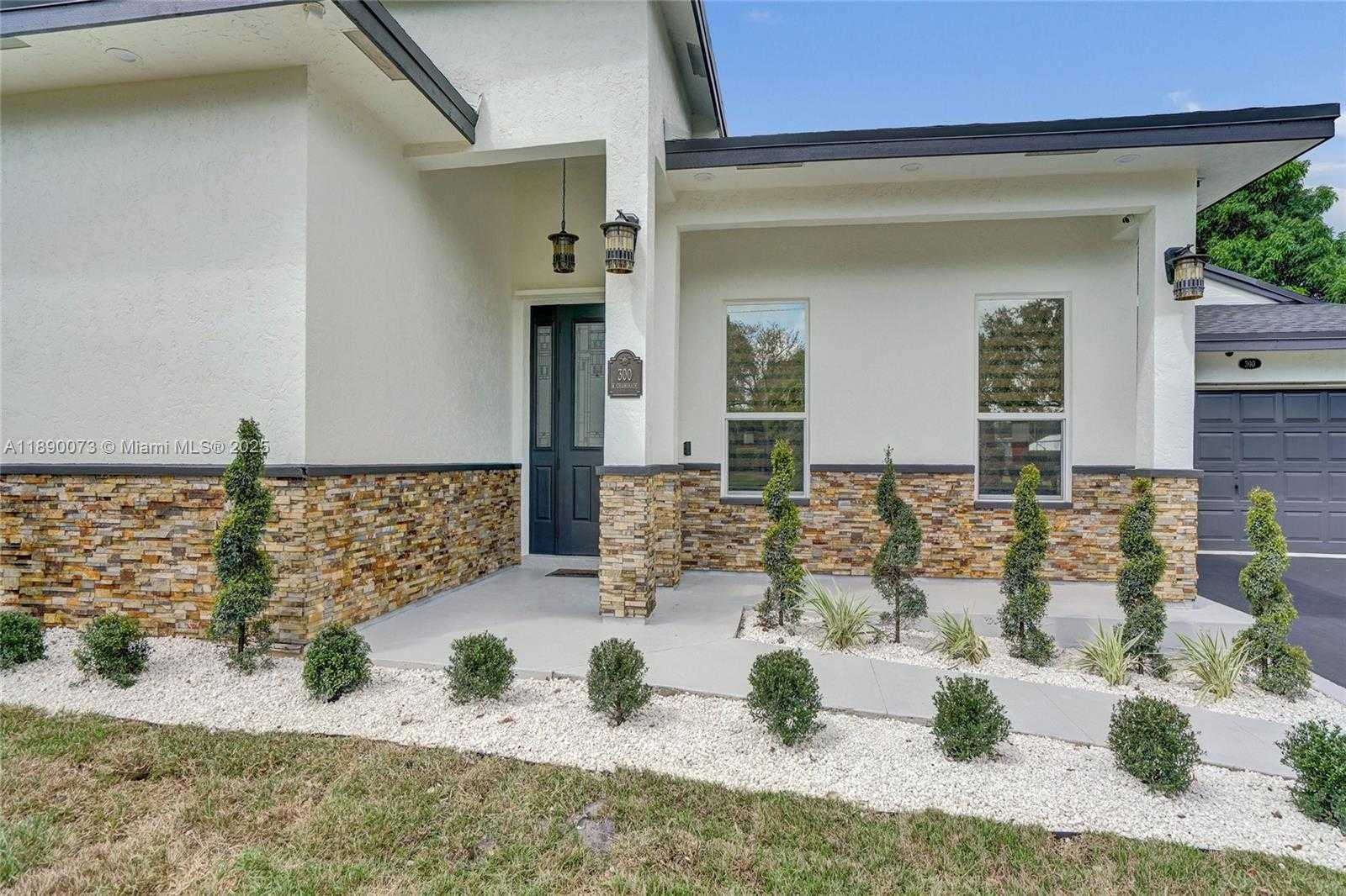 Small Image of 300 WEST CHAMINADE DR, Hollywood Number 4