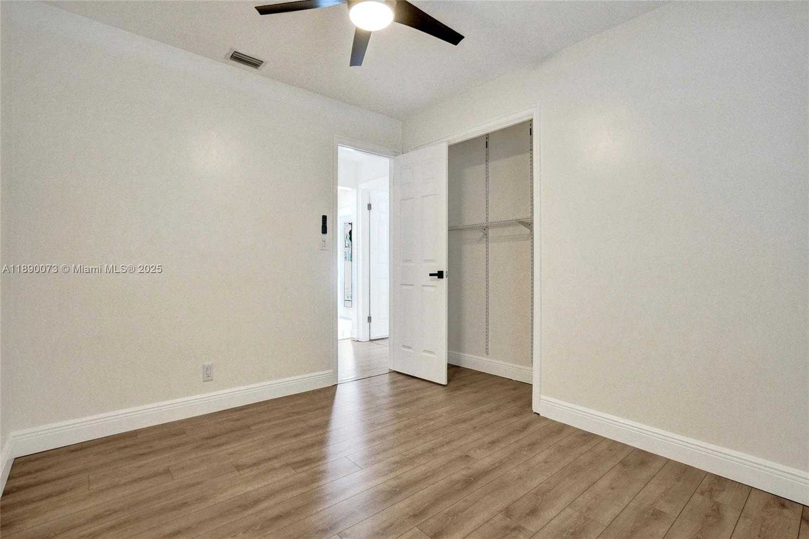 Small Image of 300 WEST CHAMINADE DR, Hollywood Number 40