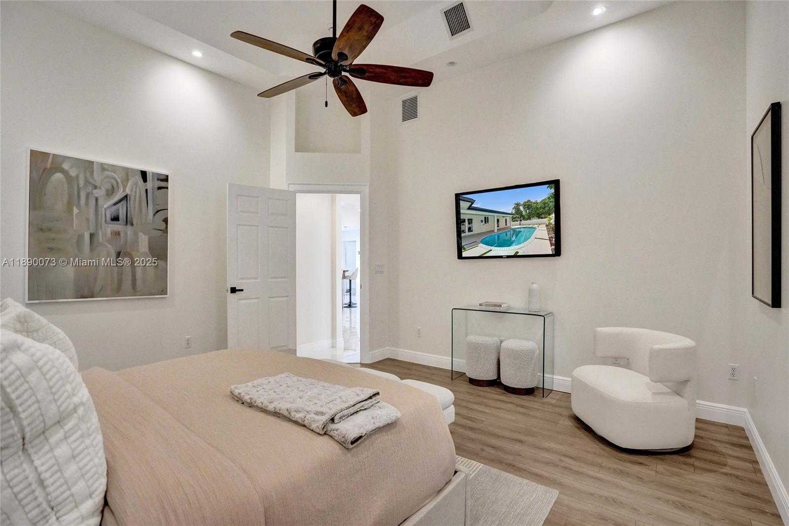 Small Image of 300 WEST CHAMINADE DR, Hollywood Number 42