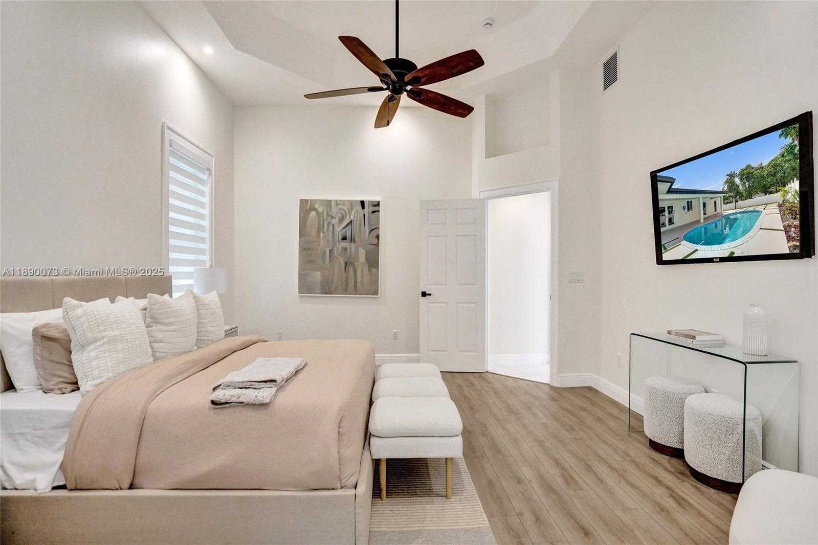 Small Image of 300 WEST CHAMINADE DR, Hollywood Number 44