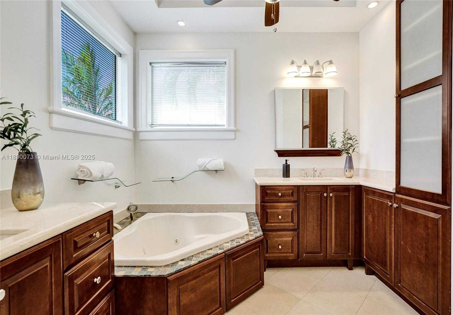 Small Image of 300 WEST CHAMINADE DR, Hollywood Number 48
