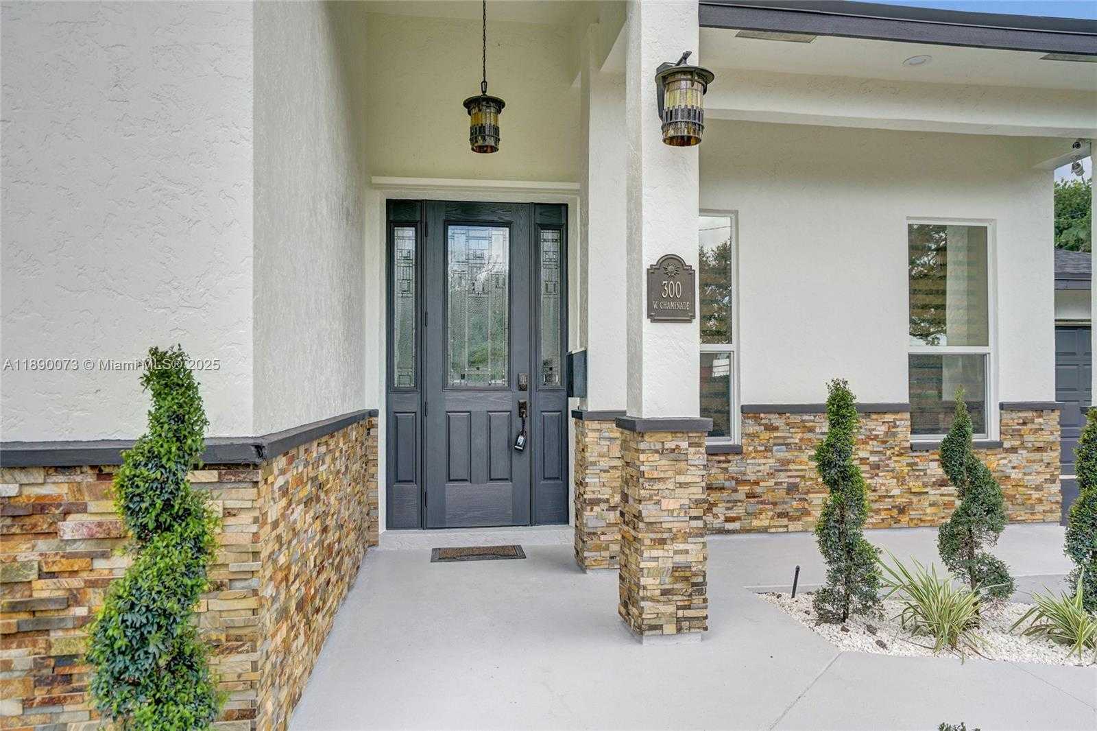 Small Image of 300 WEST CHAMINADE DR, Hollywood Number 5