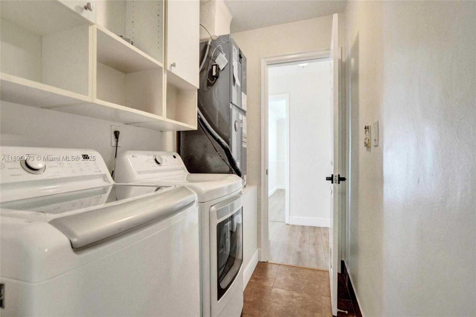 Small Image of 300 WEST CHAMINADE DR, Hollywood Number 52