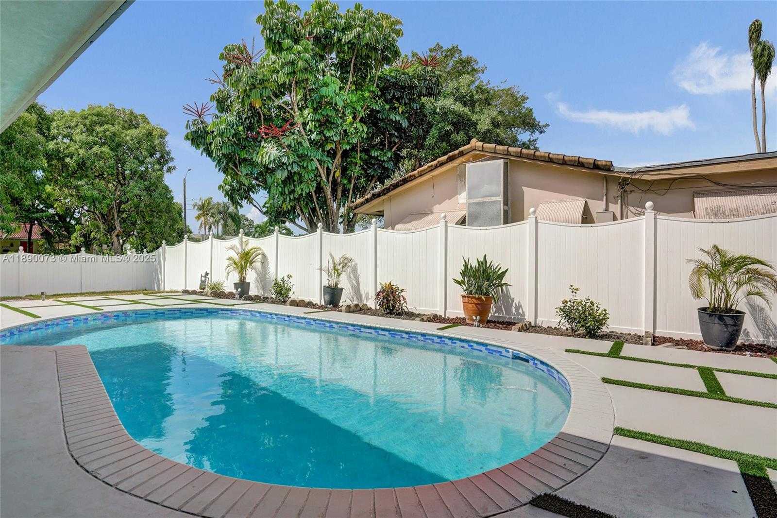 Small Image of 300 WEST CHAMINADE DR, Hollywood Number 56