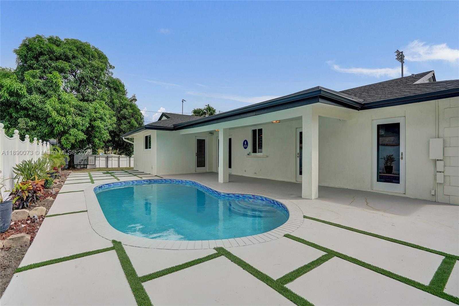 Small Image of 300 WEST CHAMINADE DR, Hollywood Number 58
