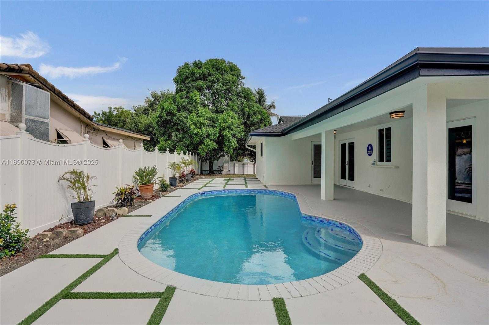 Small Image of 300 WEST CHAMINADE DR, Hollywood Number 59