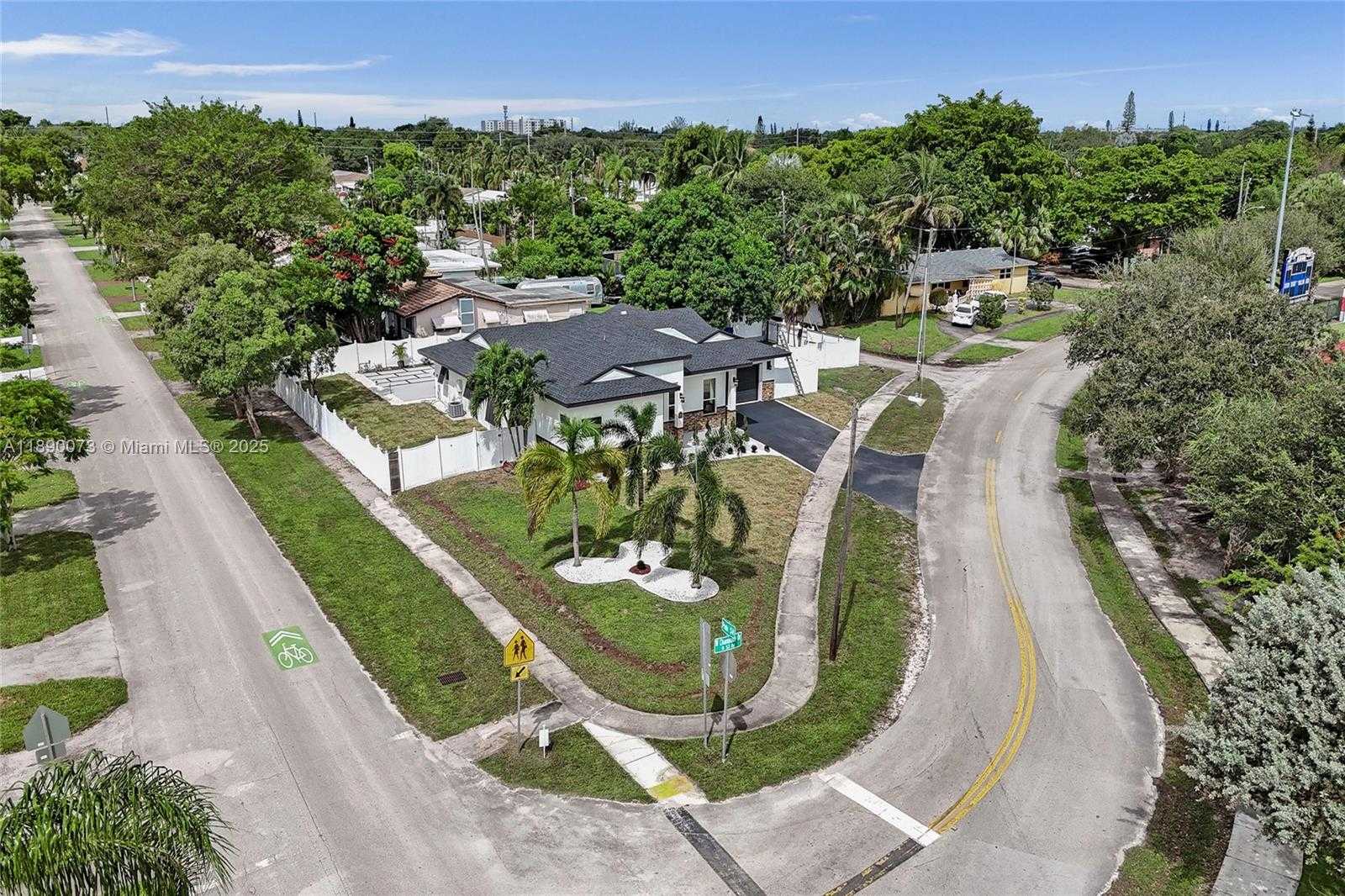 Small Image of 300 WEST CHAMINADE DR, Hollywood Number 6