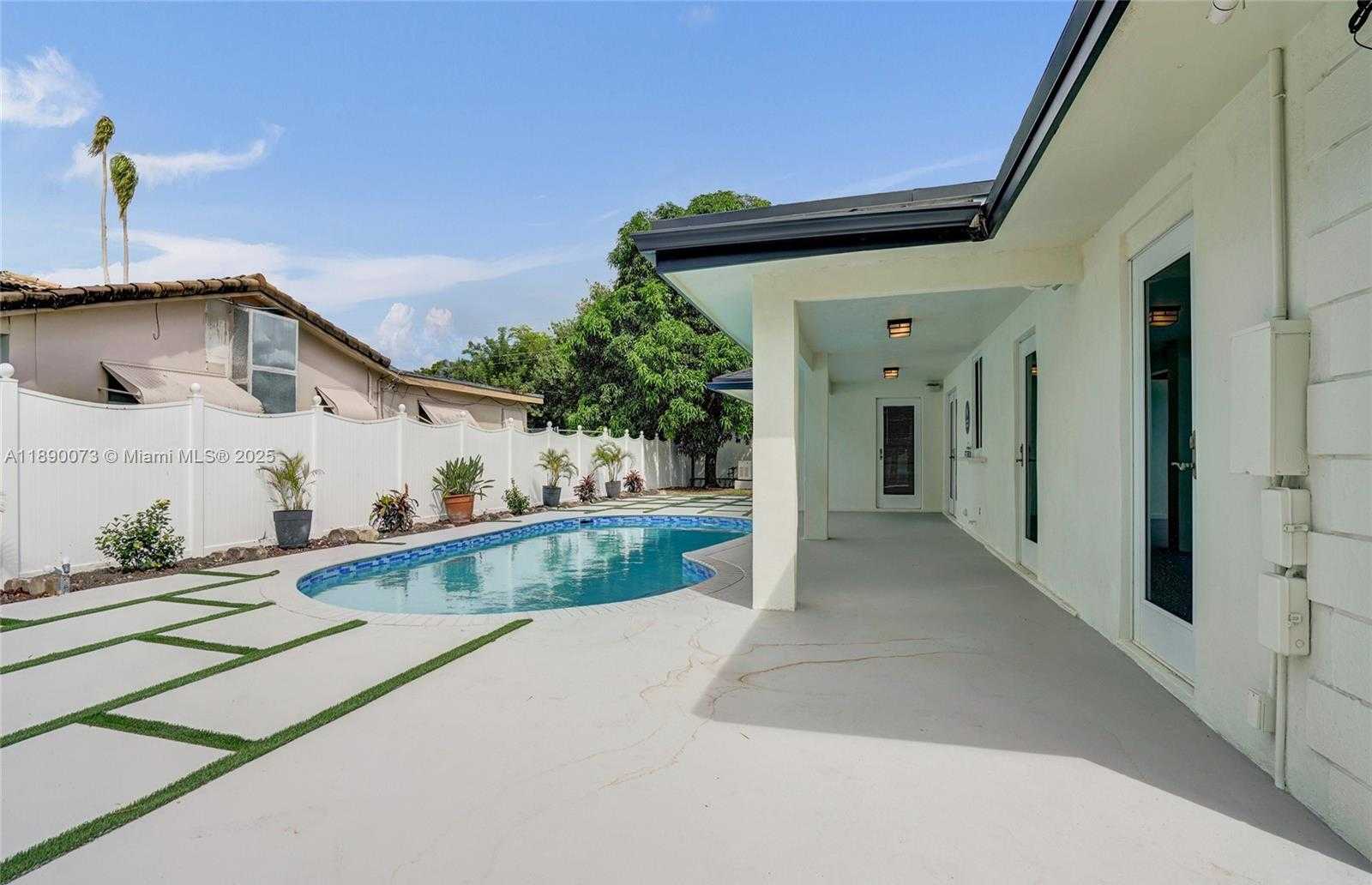 Small Image of 300 WEST CHAMINADE DR, Hollywood Number 60