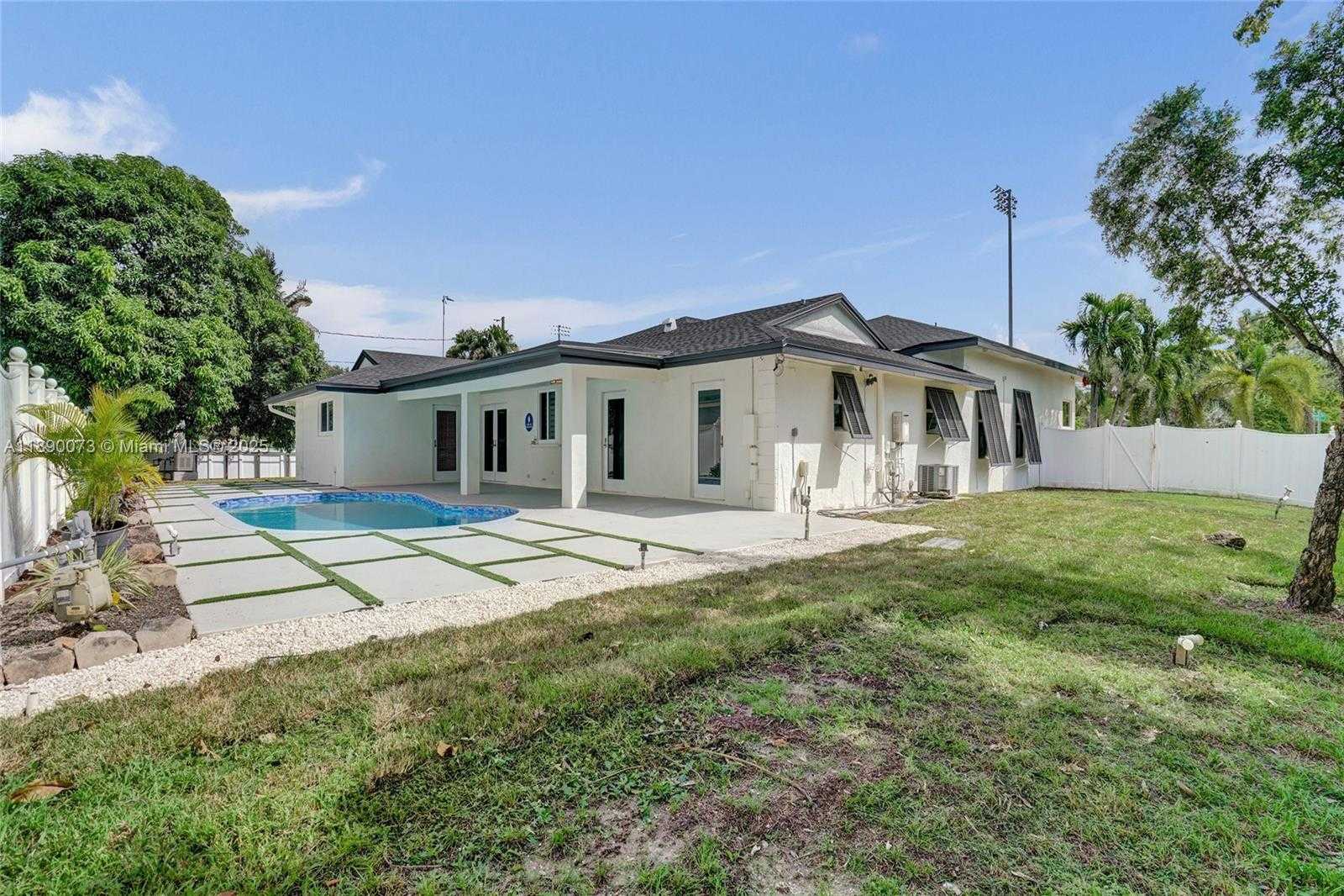 Small Image of 300 WEST CHAMINADE DR, Hollywood Number 61