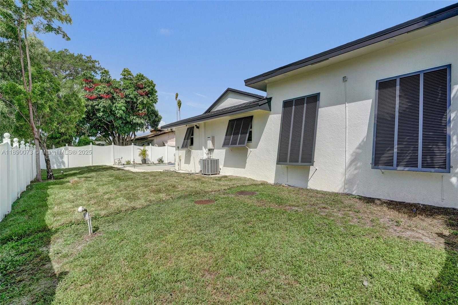 Small Image of 300 WEST CHAMINADE DR, Hollywood Number 62