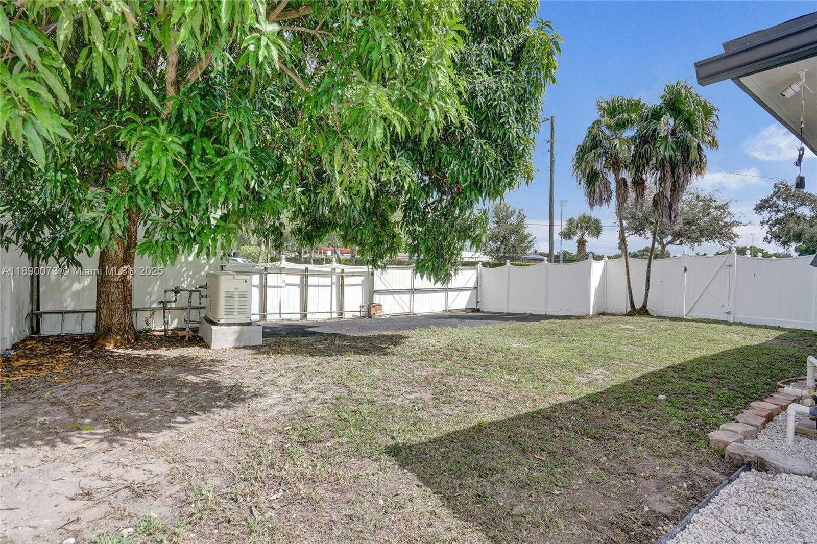 Small Image of 300 WEST CHAMINADE DR, Hollywood Number 63