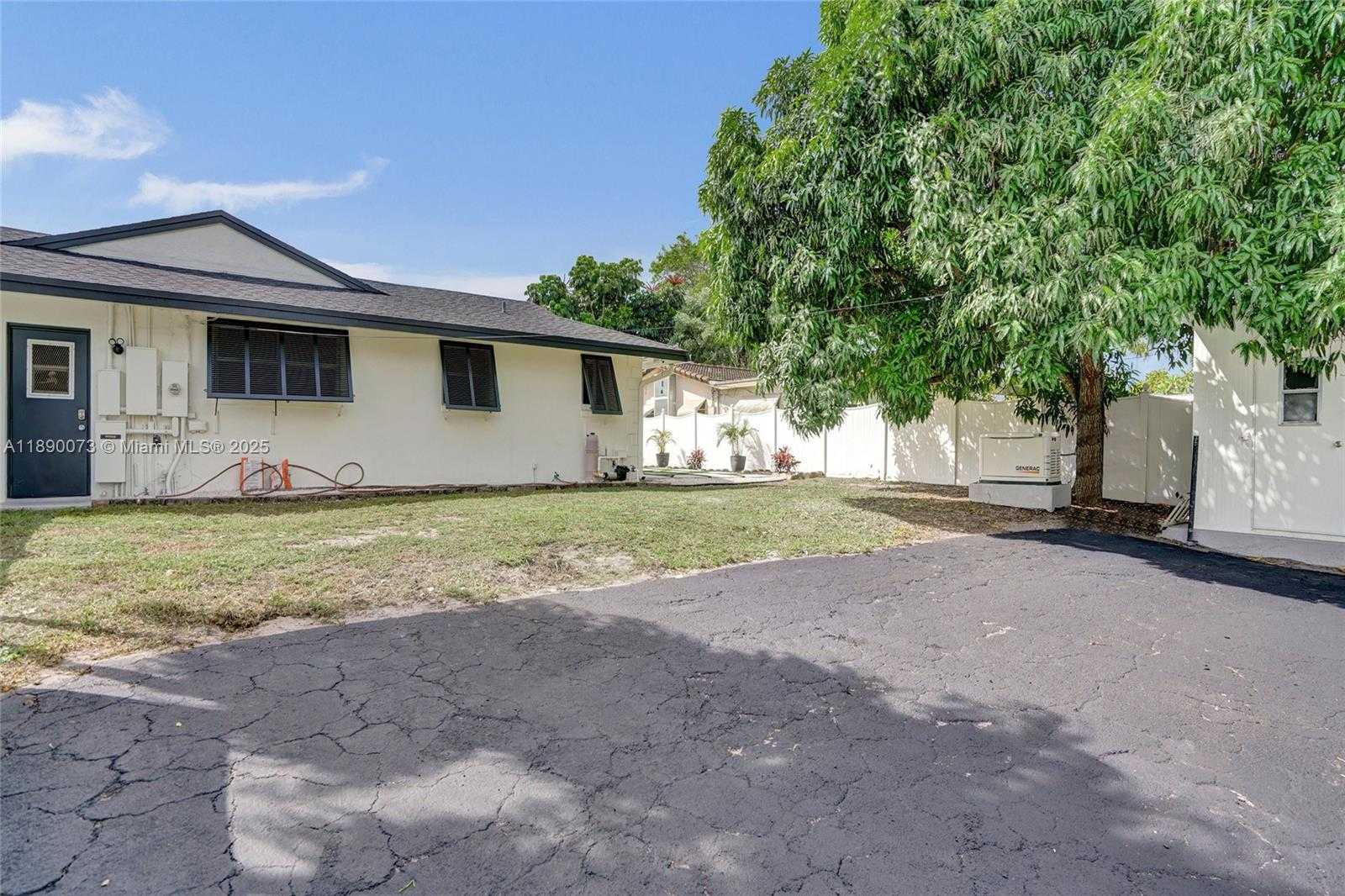 Small Image of 300 WEST CHAMINADE DR, Hollywood Number 64