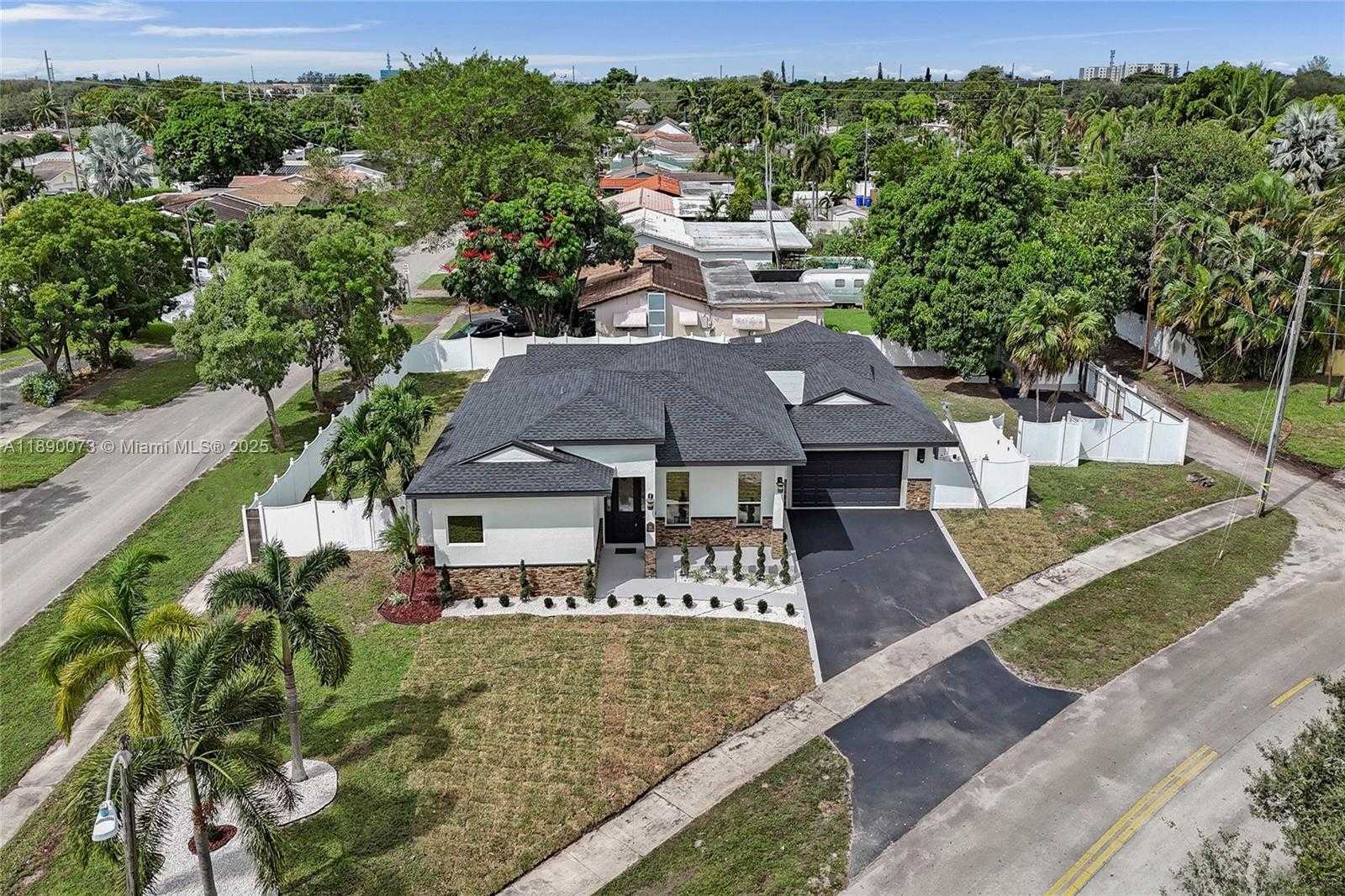 Small Image of 300 WEST CHAMINADE DR, Hollywood Number 7
