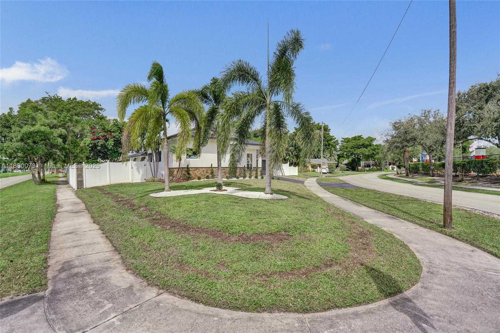 Small Image of 300 WEST CHAMINADE DR, Hollywood Number 74