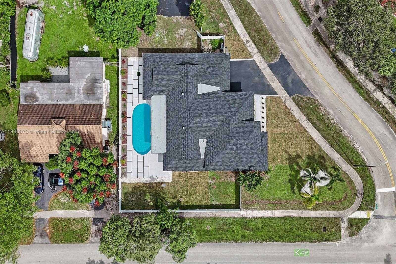 Small Image of 300 WEST CHAMINADE DR, Hollywood Number 8