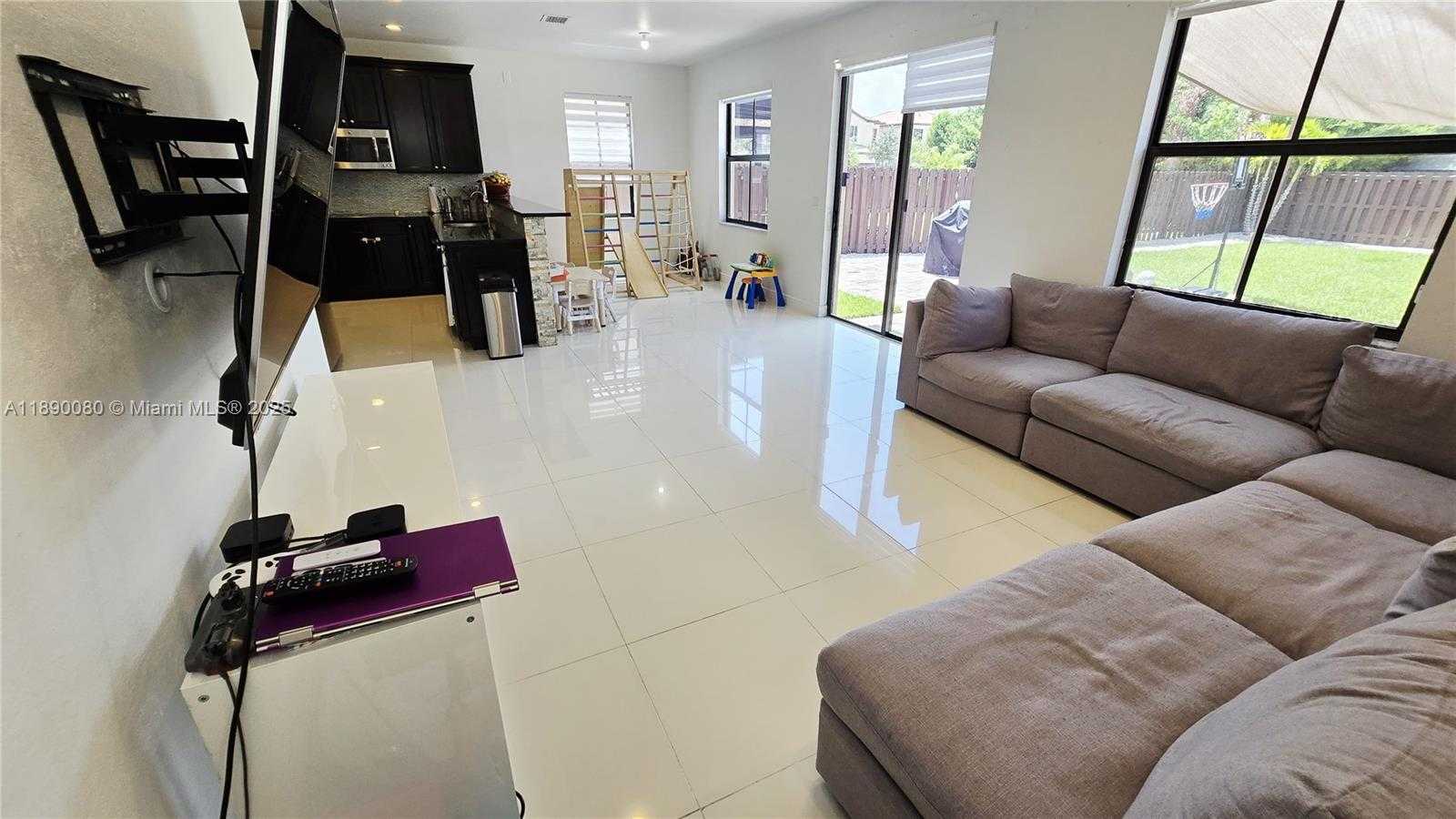 Small Image of Doral Number 16