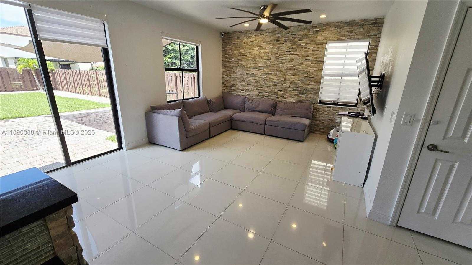 Small Image of Doral Number 19