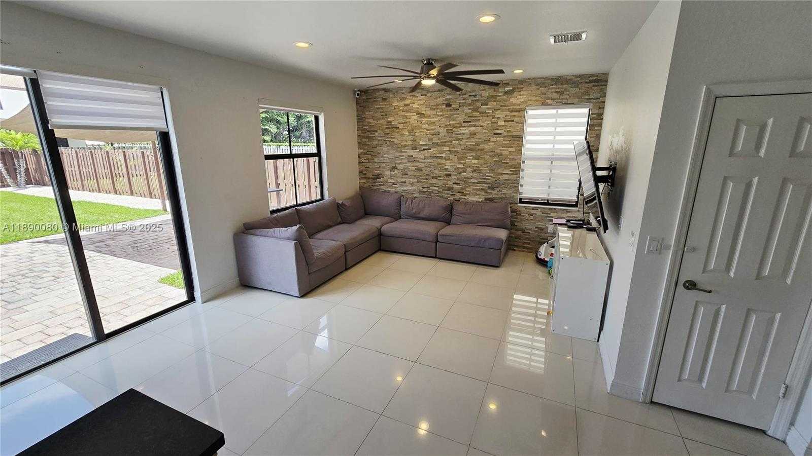 Small Image of Doral Number 20