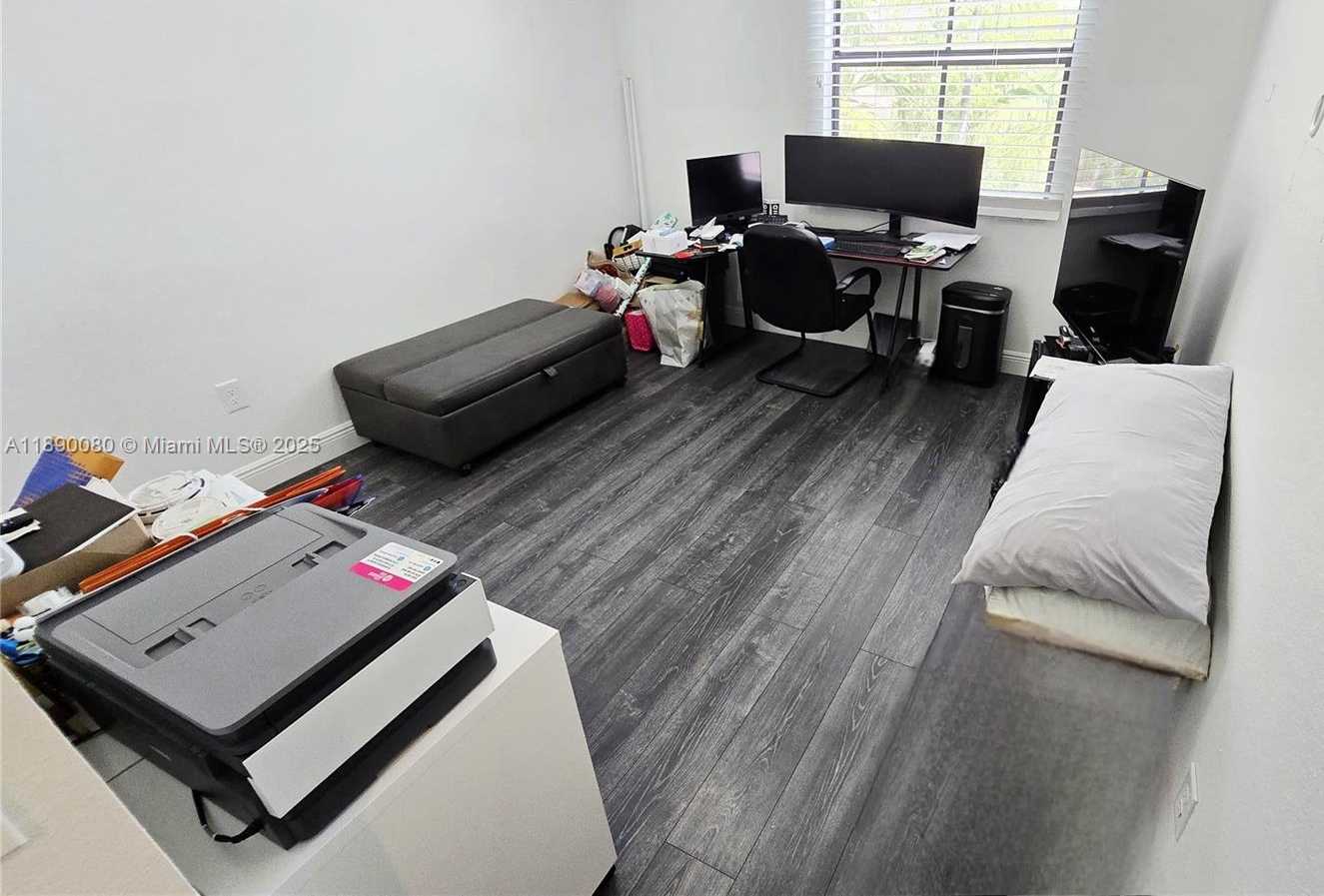 Small Image of Doral Number 52