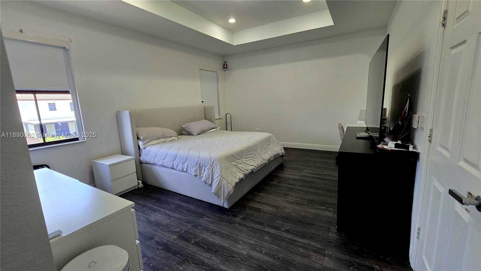 Small Image of Doral Number 70