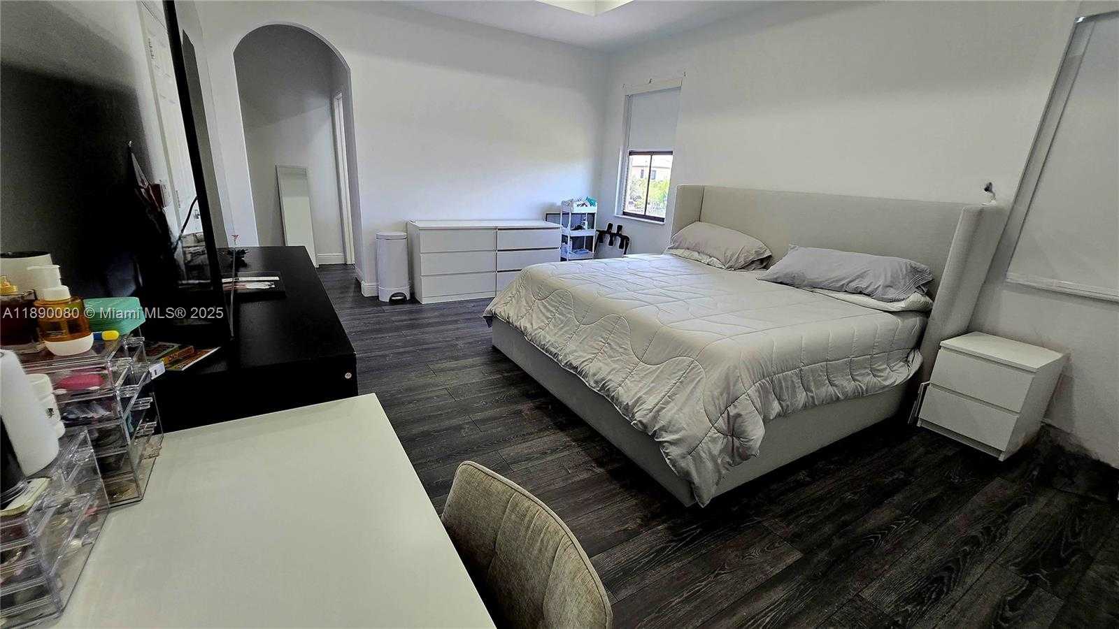 Small Image of Doral Number 71