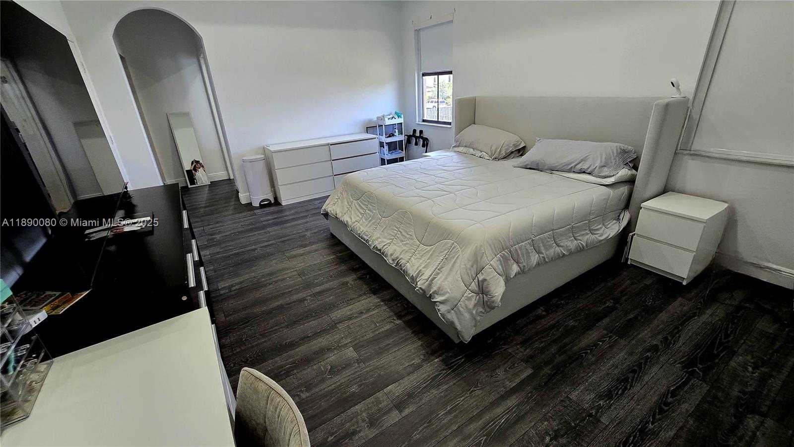 Small Image of Doral Number 72