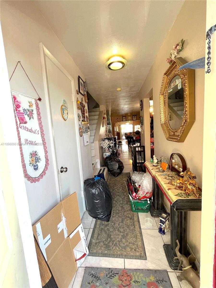 Small Image of 1320 WEST 71ST ST, Hialeah Number 3