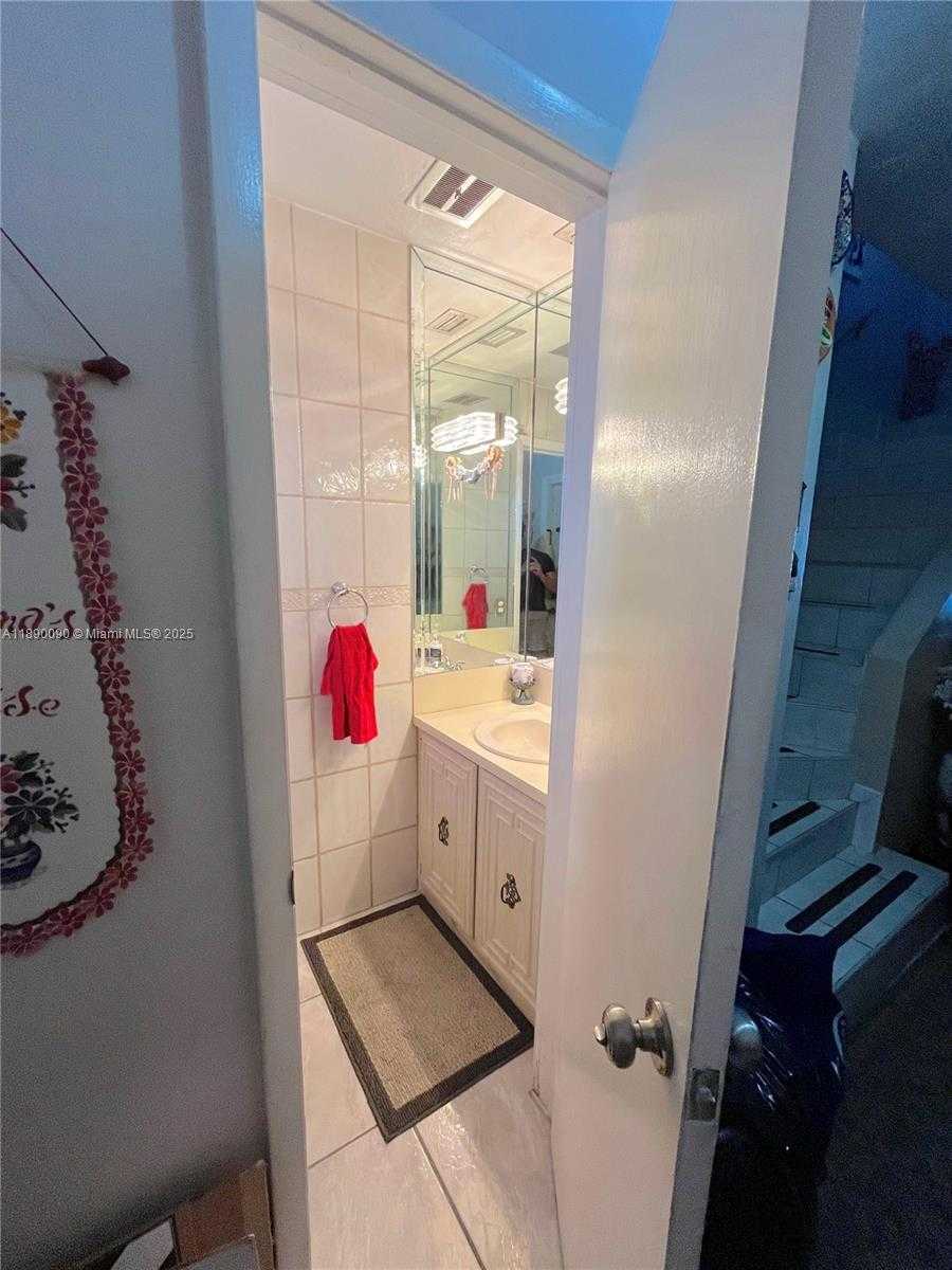 Small Image of 1320 WEST 71ST ST, Hialeah Number 4
