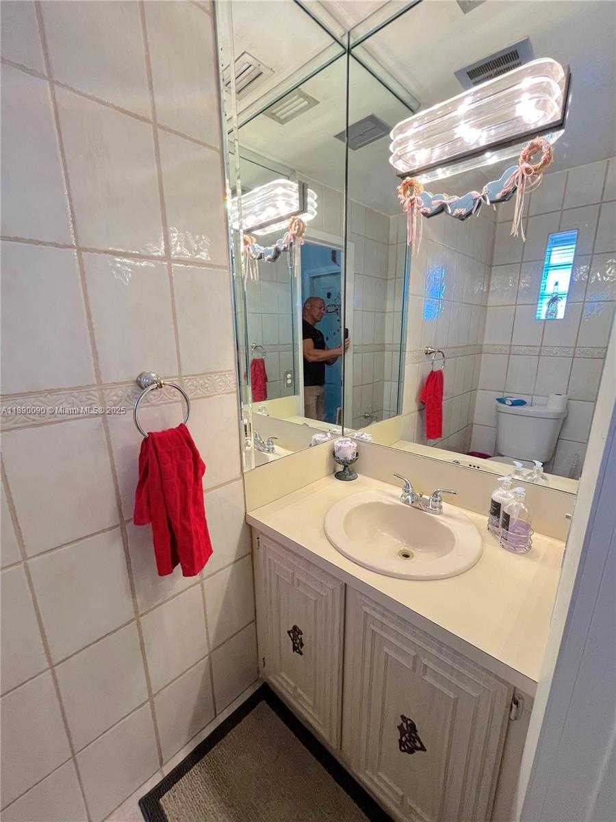 Small Image of 1320 WEST 71ST ST, Hialeah Number 6